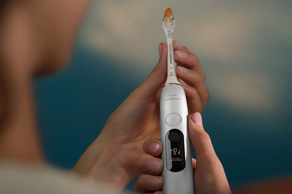 La innovación para el lavabo se materializa en el nuevo Philips Sonicare Next-Generation DiamondClean, un cepillo eléctrico que eleva los estándares del cepillado diario. Su guía de cobertura inteligente realiza un seguimiento en tiempo real de las zonas tratadas y muestra en pantalla aquellas áreas que precisan de un repaso adicional. Al mismo tiempo, el sistema SenseIQ Adaptive Intensity analiza el patrón de presión de cada usuario y modula de forma automática la potencia para garantizar una limpieza a medida que salvaguarda el esmalte y las encías.
