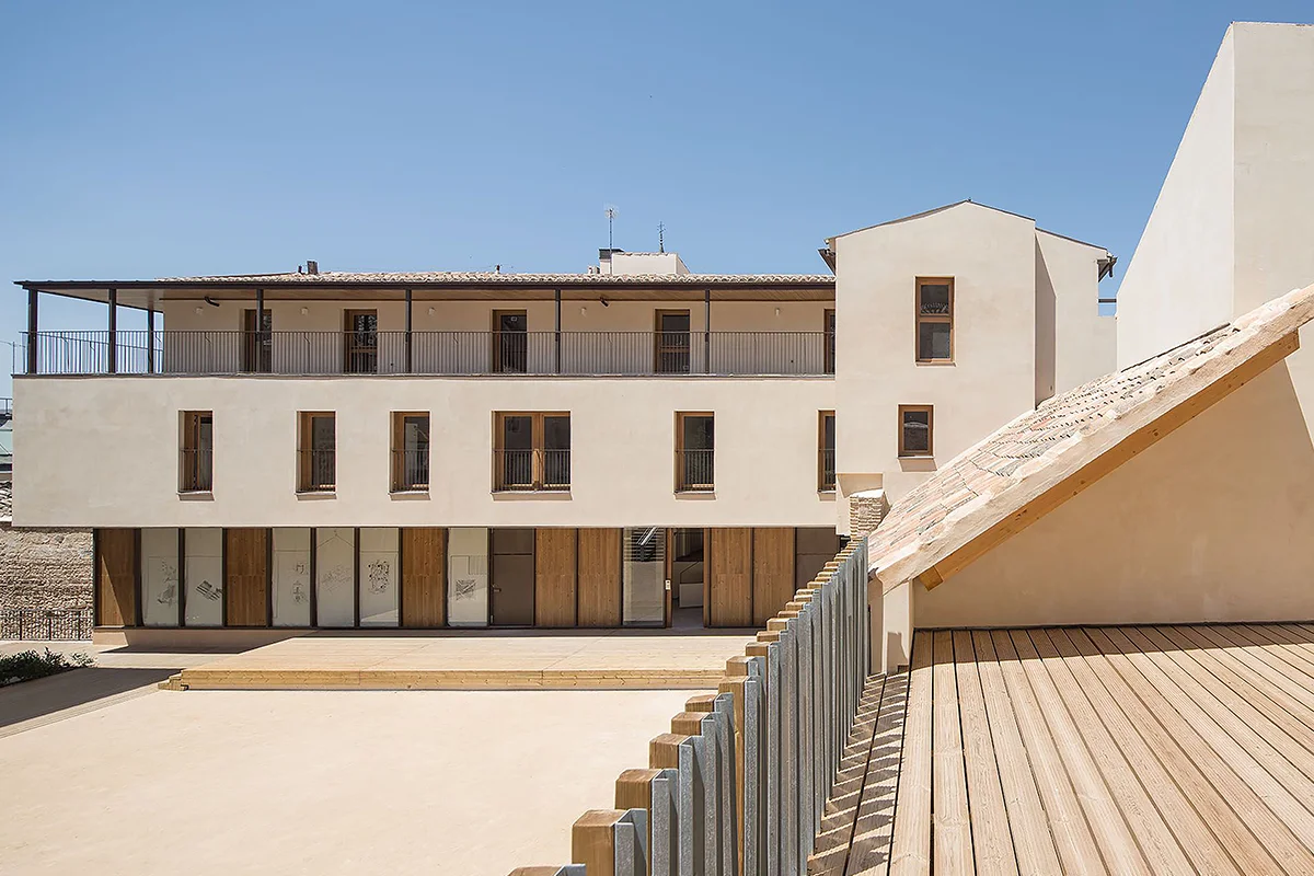 Azkuna Zentroa (Bilbao) Otro de los focos culturales de la temporada se sitúa en Azkuna Zentroa (Alhóndiga, Bilbao), que inaugura “Anónima”, una exposición dedicada al completo al artista Txuspo Poyo. La muestra, que permanecerá abierta hasta el 17 de mayo, recorre su trayectoria desde los años noventa hasta la actualidad a través de proyectos que reflejan su inmensa creatividad. Comisariada por Álvaro de los Ángeles, la exposición plantea un recorrido por obras clave, marcado por la investigación y la experimentación. A lo largo de las salas, es posible adentrarse en el universo artístico del homenajeado, en una práctica que combina cine, vídeo, fotografía e instalación para construir relatos que fusionan historia, cultura y tecnología. Con una perspectiva que cuestiona los límites entre realidad y ficción, Anónima reflexiona sobre los vínculos que genera la autoridad, los mecanismos de control derivados y la historia contemporánea, convirtiéndose en una cita imprescindible para los amantes del arte.