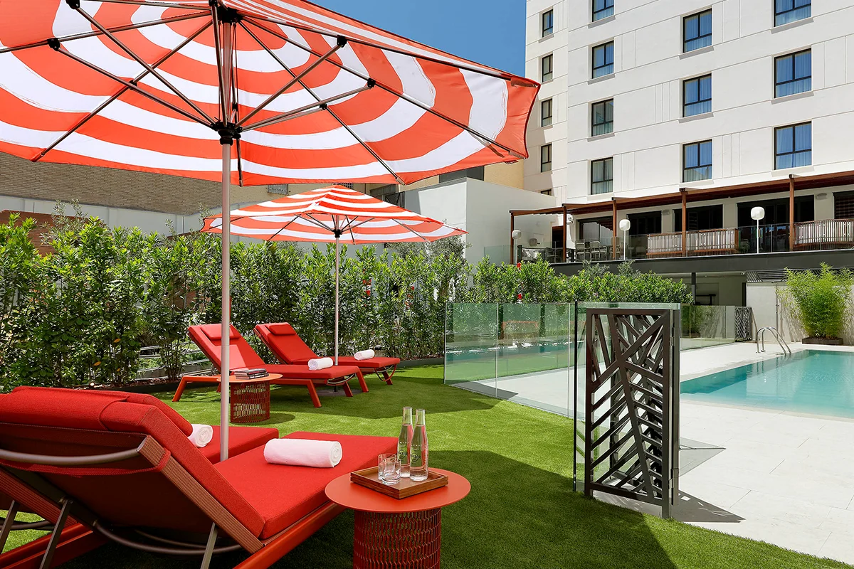 El Roxy Garden, el espacio pensado para convertirse en ese refugio y oasis al que siempre apetece volver cuando suben las temperaturas en la ciudad, situado en el Hard Rock Hotel Madrid, también ha abierto sus puertas. Un lugar donde desconectar entre tumbonas, camas balinesas y su piscina, dejar pasar las horas sin prisa y transformar desde un fin de semana al sol hasta una jornada de teletrabajo en algo mucho más apetecible. Todo ello acompañado de una carta en la que no faltan las tapas, entrantes y hasta ocho tipos diferentes de hamburguesas; además, puedes optar por todo tipo de milkshakes, smoothies y cócteles para refrescarte.