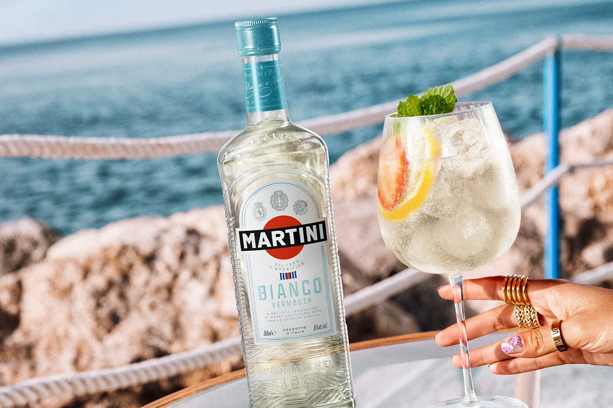 MARTINI    Si existe una bebida que te haga sentir de vacaciones es, sin duda, el spritz, o al menos eso opina MARTINI. El verano ya no empieza con el calor, sino con ese primer brindis al aire libre que inaugura semanas de tardeos eternos y aperitivos improvisados. Según un estudio de la marca, dos de cada tres españoles eligen este tipo de combinados durante los meses cálidos, confirmando el auge de bebidas más ligeras, refrescantes y equilibradas.      En ese contexto, el MARTINI Bianco Spritz se posiciona como uno de los favoritos del momento gracias a su perfil suave y cítrico, con notas de vainilla y un amargor delicado que conecta directamente con la cultura del aperitivo italiano. La tendencia también refleja un cambio generacional: los millennials y la generación Z priorizan cada vez más la experiencia que rodea a la copa, desde el tintineo del hielo hasta la estética del servicio.