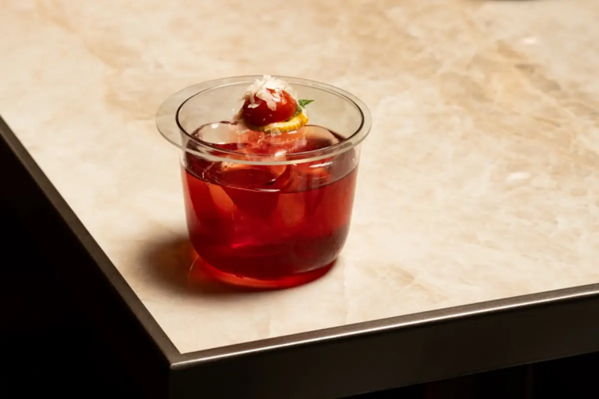 Un bar clásico que trata a cada cliente como un viejo amigo, así es Anfitrión, una coctelería  de la que te irás con un recuerdo imborrable.    