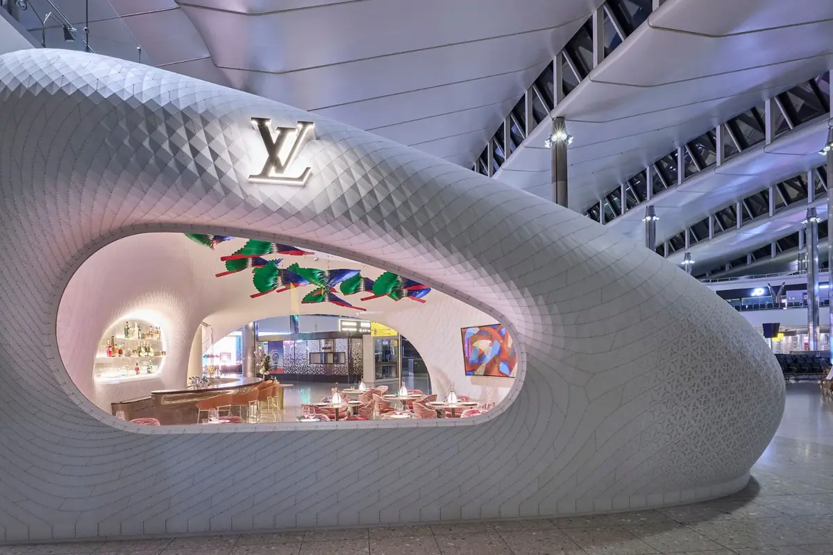 Louis Vuitton ha dado un paso más en su ambiciosa expansión con la inauguración de una nueva tienda y cafetería en la Terminal 2 del aeropuerto de Heathrow, en Londres.