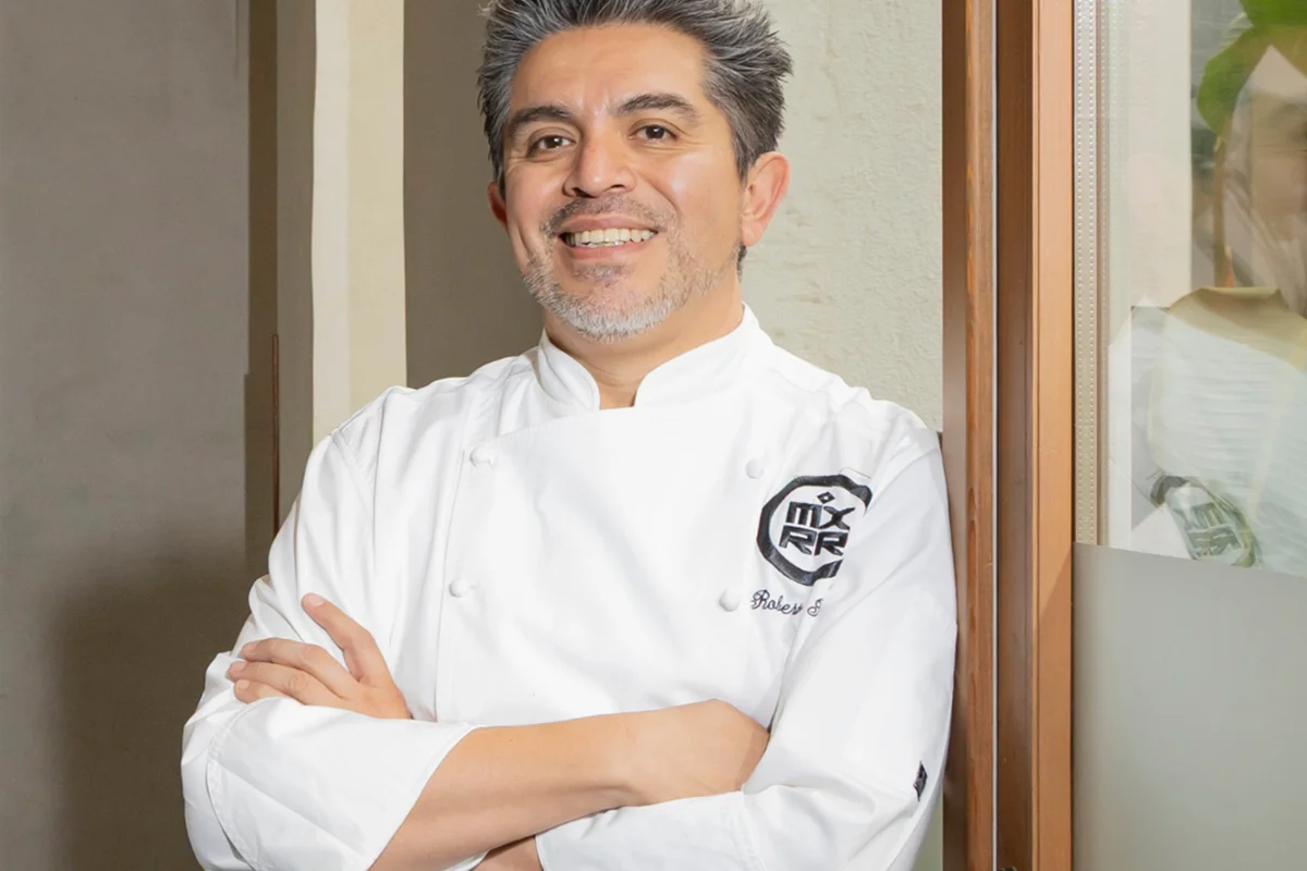 Barra Lucas (Roberto Ruiz)   La última incorporación del Mercado de Vallehermoso lleva la firma del reconocidísimo chef mexicano Roberto Ruiz, que ha elegido este histórico mercado madrileño para presentar Barra Lucas, un concepto inédito en la ciudad centrado en las tostadas mexicanas. Lejos de la clásica taquería, el nuevo puesto reivindica uno de los bocados más populares de México con una propuesta fresca, marinera y perfecta para el verano.       Sobre una base crujiente de maíz desfilan ingredientes como bacalao ahumado, pulpo, gambones o sardinas marinadas, combinados con salsas y técnicas mexicanas que aportan el equilibrio justo entre acidez, picante y sabor. La experiencia se completa con margaritas, micheladas y una selección de productos para llevar, manteniendo ese espíritu de mercado donde se puede comer al momento o descubrir nuevos ingredientes.   