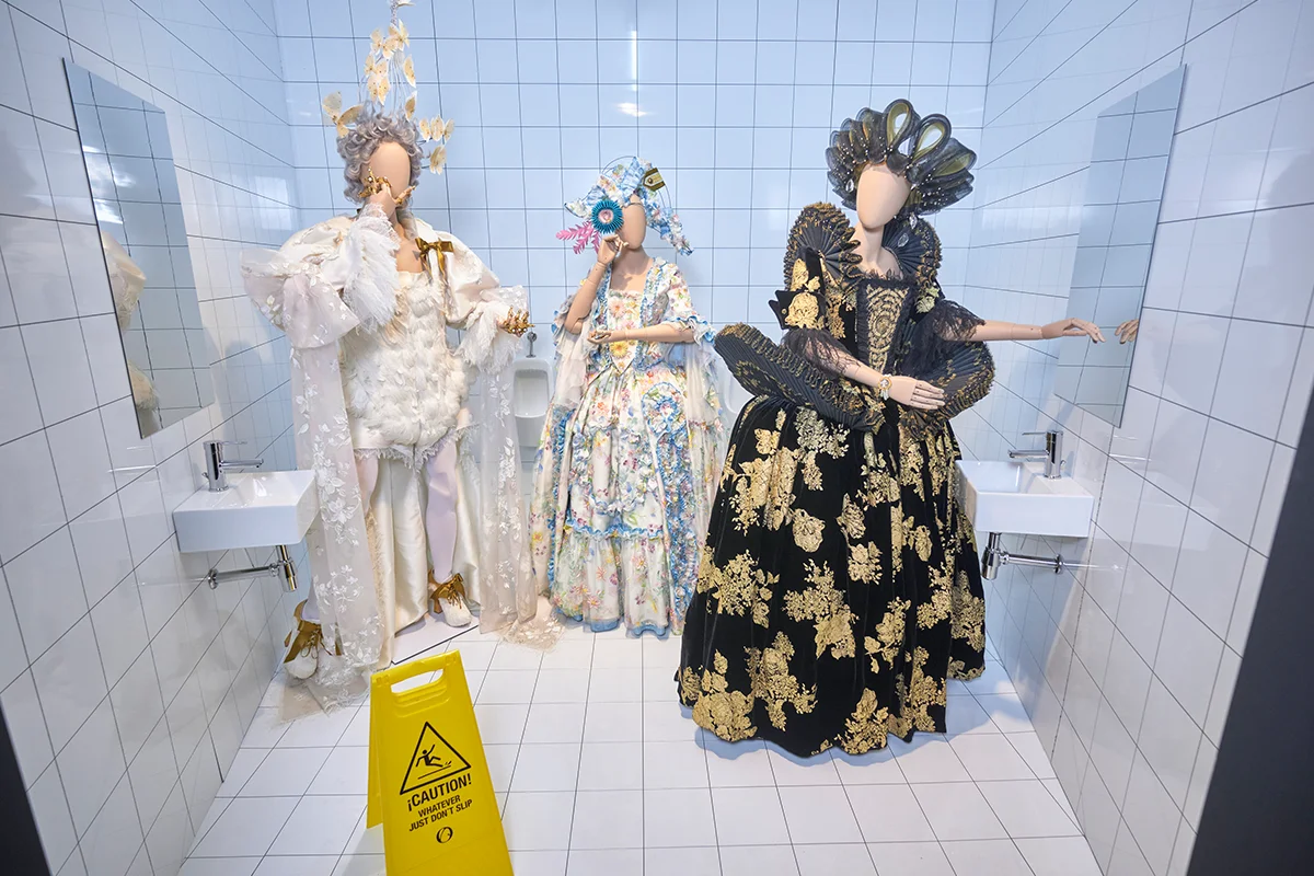 Sala Canal de Isabel II    Acoge Nostalgia / Utopía, una gran retrospectiva dedicada a la diseñadora Ana Locking que recorre cerca de dos décadas de su trayectoria creativa. El recorrido comienza en la planta baja con cinco dioramas que rompen con la presentación tradicional de la moda, creando atmósferas que evocan universos como la Hermandad Prerrafaelita, el mundo vegetal, el paisaje lunar o el imaginario del sueño americano. Las plantas superiores profundizan en su universo conceptual: la primera reúne colecciones marcadas por la nostalgia, la segunda se centra en propuestas utópicas y reivindicativas, y la tercera está dedicada a su proceso creativo. Con más de 160 prendas expuestas, la muestra confirma la moda como un potente lenguaje cultural.