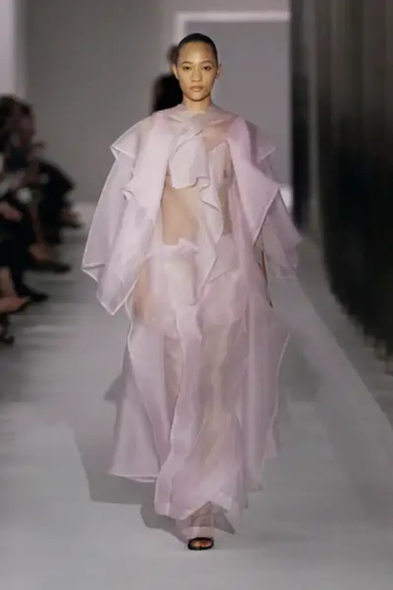 ¿Te atreves con las transparencias? La tendencia que domina el verano con elegancia y sutileza 