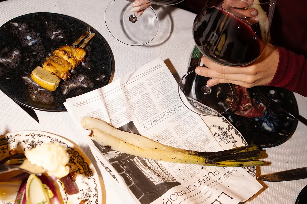Disfruta de una calçotada en Leña, el steakhouse de Dani García
