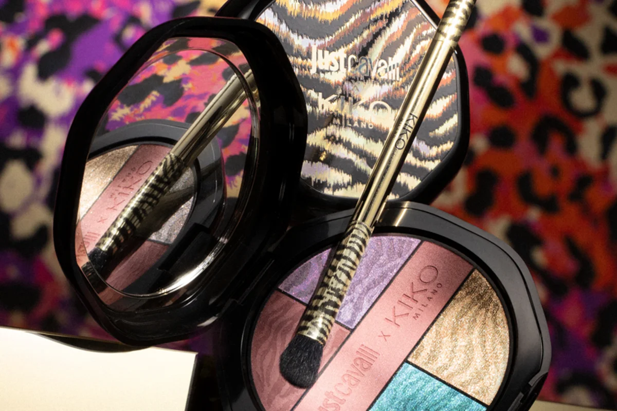 Por un lado, la alianza entre KIKO Milano y Just Cavalli captura la esencia más atrevida y mediterránea de la firma italiana a través de tonos intensos, acabados luminosos y un packaging inspirado en los códigos más reconocibles de la casa de moda. Cuando dos iconos de la moda y la belleza italiana unen sus fuerzas, el resultado solo puede ser un flechazo absoluto de estilo. Prepárate para liberar tu lado más felino con la colección estival más atrevida, una edición limitada de maquillaje salvaje y sofisticada.    Con una estética descaradamente rockera y urbana, esta propuesta fusiona lo mejor del estilo de pasarela con acabados magnéticos pensados para brillar bajo el sol. La línea ofrece una selección irresistible que incluye aceites de labios sólidos que se transforman en una untuosa crema, coloretes enriquecidos con ácido hialurónico, sombras metalizadas que aguantan intactas hasta doce horas y su mítico e hidratante brillo de labios que regresa versionado en una edición rebelde, junto a máscaras de pestañas de colores vibrantes perfectas para enmarcar la mirada en cualquier costa del Mediterráneo. 