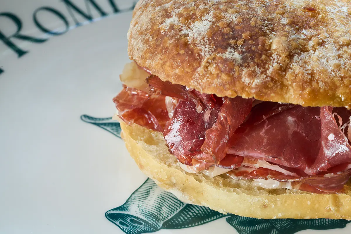 El panadero John Torres y el chef Sacha Hormaechea colaboran para reinventar el jamón ibérico de bellota de Sánchez Romero Carvajal en tres exclusivos y originales bocadillos disponibles en John Barrita.