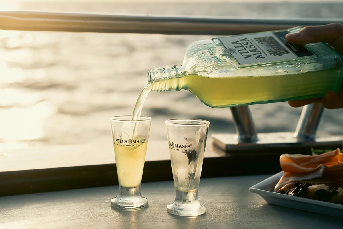 VILLA MASSA    ¿Y qué es el verano sin frutas cítricas? Villa Massa parte de estas para reinterpretar el clásico spritz con una propuesta muy sorrentina, donde el limoncello se convierte en protagonista absoluto. El resultado es Villa Massa Spritz, un cóctel fresco, cítrico y luminoso que transforma el aperitivo en algo mucho más relajado y mediterráneo. La receta combina la intensidad dulce y natural del limoncello, elaborado con los excepcionales limones de Sorrento, la burbuja sofisticada del Prosecco y un toque de soda que equilibra el conjunto.      Fácil de beber y pensado para alargar sobremesas, tardes infinitas o cenas al aire libre, este spritz se mueve entre la tradición italiana y una nueva generación de cócteles más ligeros y versátiles. Servido con hielo, rodajas de limón y hojas de albahaca, cada copa se siente como un aperitivo elegante, sencillo y refrescante que entiende perfectamente a qué sabe el verano. 