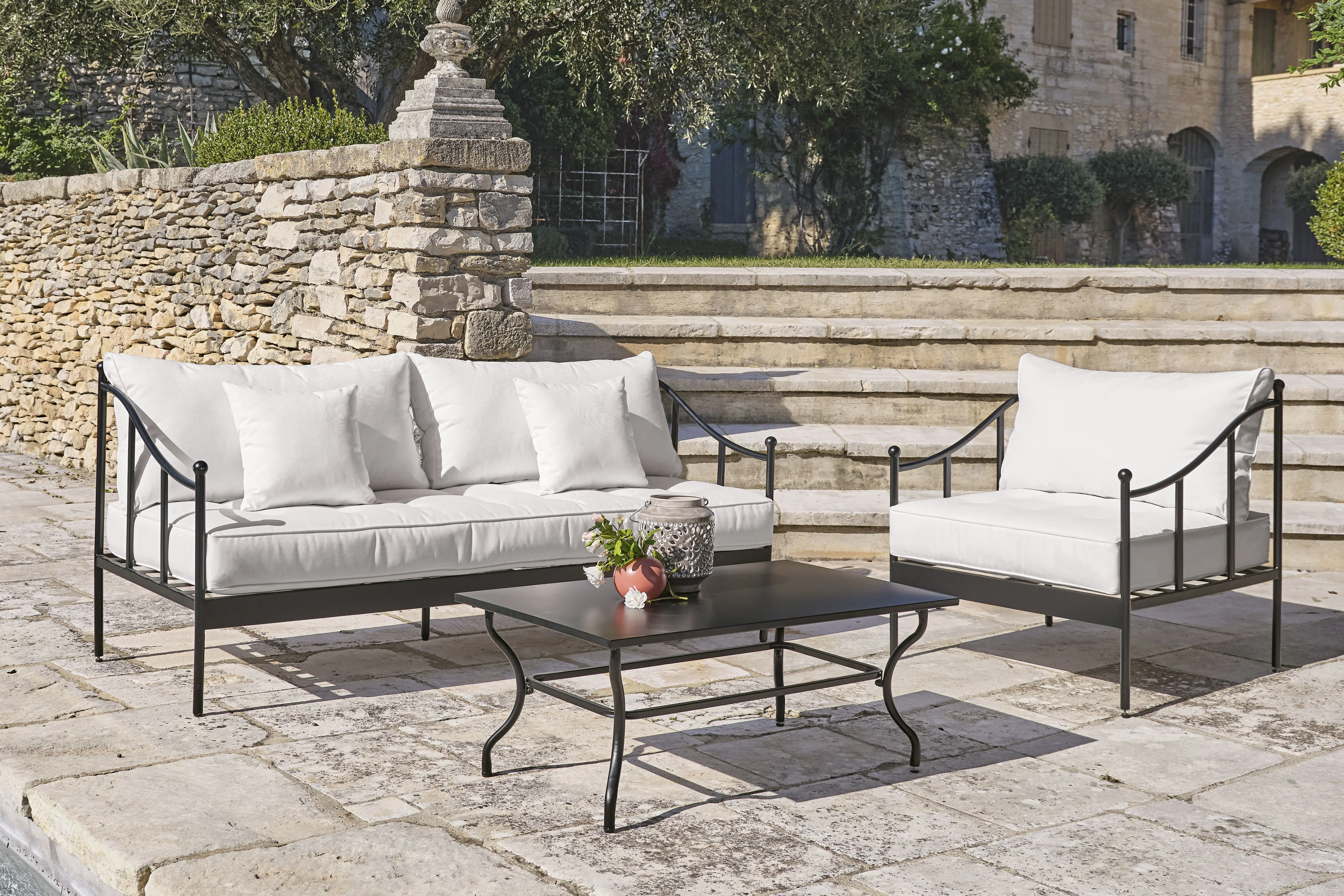MAISONS DU MONDE    Cuando llegan los meses de calor, la terraza, el balcón o el jardín se convierten en el gran escenario del verano. Con esta idea en mente, Maisons du Monde presenta una selección de conjuntos de exterior diseñados para transformar cualquier espacio al aire libre en una extensión natural del hogar. La colección apuesta por líneas contemporáneas, estructuras ligeras y una estética relajada que invita a bajar el ritmo. Sofás, sillones y mesas auxiliares se combinan en propuestas versátiles capaces de adaptarse tanto a pequeños balcones urbanos como a amplios jardines, creando ambientes cómodos para leer, compartir una comida o alargar las sobremesas después de una buena barbacoa con amigos. Más allá de la estética, la firma pone el foco en la funcionalidad con materiales resistentes y fáciles de mantener, pensados para acompañar toda la temporada.