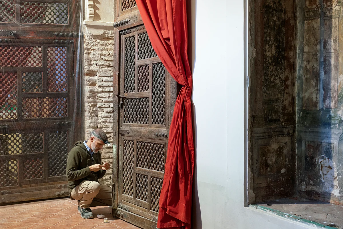 Azkuna Zentroa (Bilbao) Otro de los focos culturales de la temporada se sitúa en Azkuna Zentroa (Alhóndiga, Bilbao), que inaugura “Anónima”, una exposición dedicada al completo al artista Txuspo Poyo. La muestra, que permanecerá abierta hasta el 17 de mayo, recorre su trayectoria desde los años noventa hasta la actualidad a través de proyectos que reflejan su inmensa creatividad. Comisariada por Álvaro de los Ángeles, la exposición plantea un recorrido por obras clave, marcado por la investigación y la experimentación. A lo largo de las salas, es posible adentrarse en el universo artístico del homenajeado, en una práctica que combina cine, vídeo, fotografía e instalación para construir relatos que fusionan historia, cultura y tecnología. Con una perspectiva que cuestiona los límites entre realidad y ficción, Anónima reflexiona sobre los vínculos que genera la autoridad, los mecanismos de control derivados y la historia contemporánea, convirtiéndose en una cita imprescindible para los amantes del arte.
