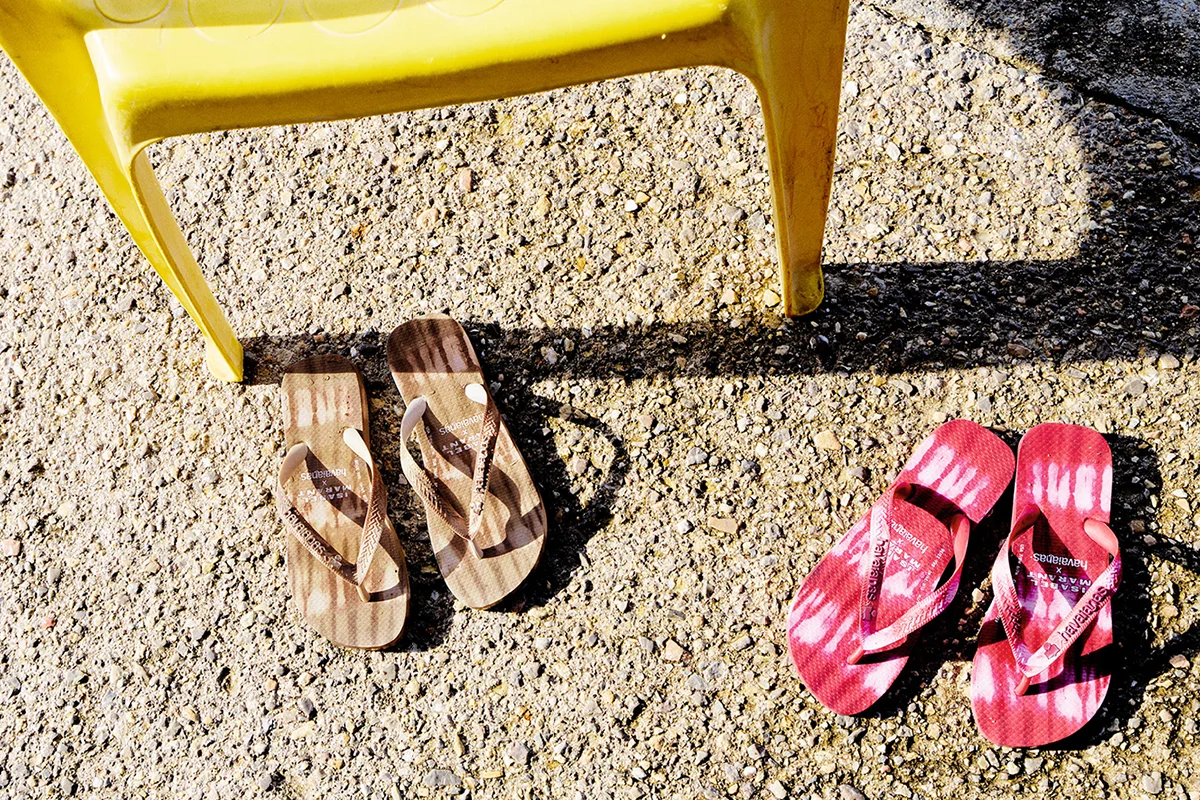 ¿Qué hay más cómodo que unas chanclas cuando llega el calor? Este año también se convierten en el calzado favorito para los looks de ciudad gracias a la inesperada —y acertadísima— colaboración entre Havaianas e Isabel Marant. La firma brasileña y la diseñadora parisina unen fuerzas en una colección cápsula que mezcla el espíritu desenfadado de Río con el boho chic relajado que ha convertido a Marant en todo un referente de estilo. El resultado son diseños que elevan el calzado más icónico de la temporada sin perder su esencia cómoda y despreocupada. La colección recupera algunos modelos clásicos de Havaianas reinterpretados con los estampados característicos de Isabel Marant, acabados texturizados y una estética mucho más sofisticada, además de incorporar las nuevas Havaianas Puffed, con volumen y un aire contemporáneo. Pensadas para funcionar igual de bien en un destino de playa que en una tarde en la ciudad, estas sandalias reflejan a la perfección la estética effortless que dominará el verano 2026.