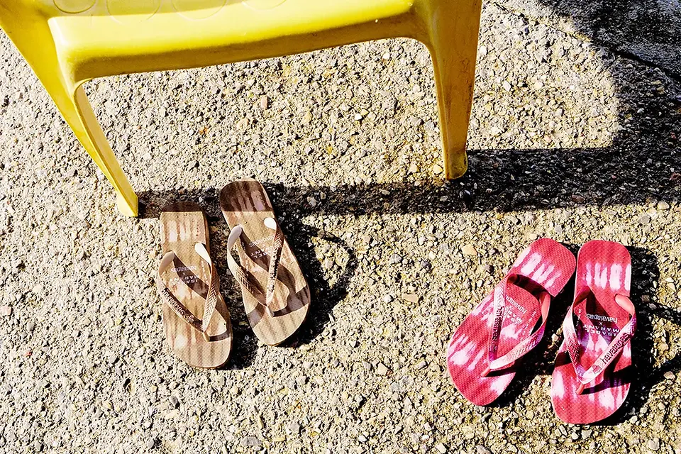 ¿Qué hay más cómodo que unas chanclas cuando llega el calor? Este año también se convierten en el calzado favorito para los looks de ciudad gracias a la inesperada —y acertadísima— colaboración entre Havaianas e Isabel Marant. La firma brasileña y la diseñadora parisina unen fuerzas en una colección cápsula que mezcla el espíritu desenfadado de Río con el boho chic relajado que ha convertido a Marant en todo un referente de estilo. El resultado son diseños que elevan el calzado más icónico de la temporada sin perder su esencia cómoda y despreocupada.       La colección recupera algunos modelos clásicos de Havaianas reinterpretados con los estampados característicos de Isabel Marant, acabados texturizados y una estética mucho más sofisticada, además de incorporar las nuevas Havaianas Puffed, con volumen y un aire contemporáneo. Pensadas para funcionar igual de bien en un destino de playa que en una tarde en la ciudad, estas sandalias reflejan a la perfección la estética effortless que dominará el verano 2026.  