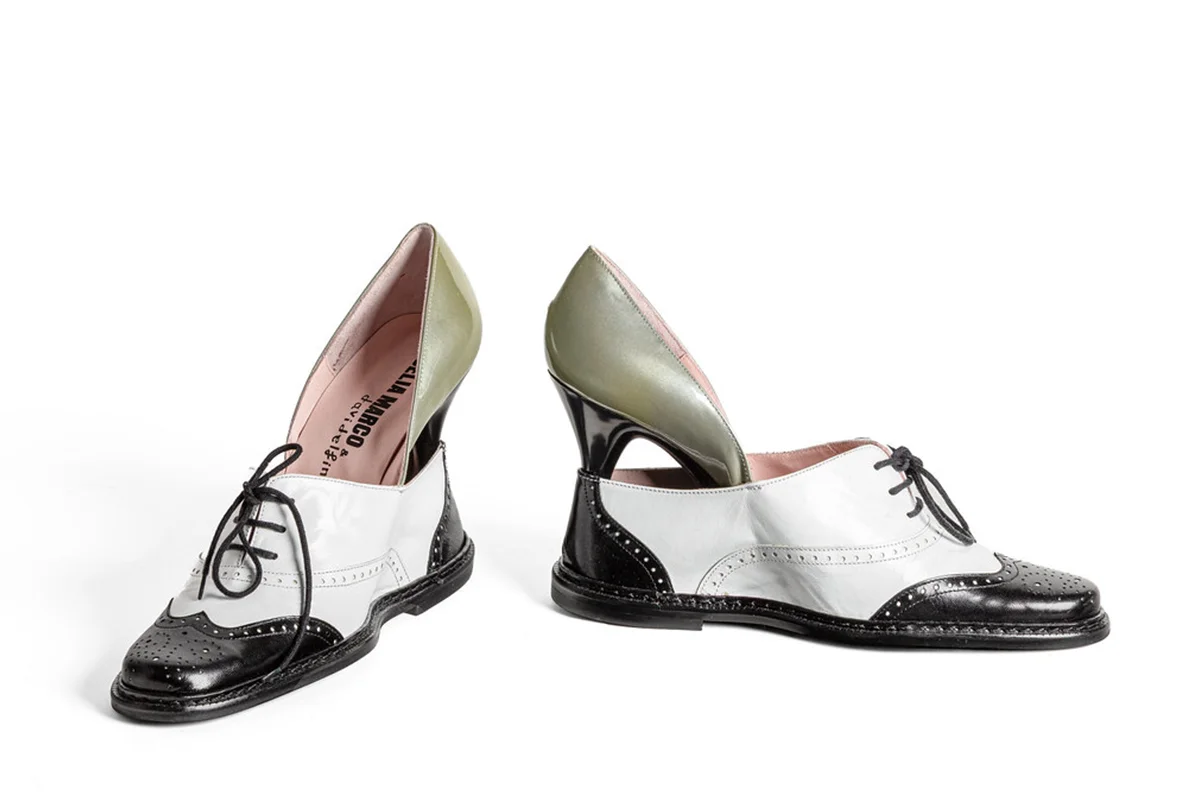 Museo del Traje    Rinde homenaje a uno de los nombres más influyentes de la moda en España con David Delfín. En tránsito, una muestra retrospectiva impulsada por la Asociación de Creadores de Moda de España (ACME). Concebida como una gran instalación artística, la exposición se inspira en la colección Déménagement (2007–2008), utilizando cajas de transporte del propio museo como parte del montaje expositivo. Reúne piezas procedentes de la Fundació Antoni de Montpalau y de la colección del museo, incluyendo conjuntos emblemáticos de su carrera, y se completa con la proyección de un documental sobre el diseñador. La muestra puede visitarse de forma gratuita hasta el 22 de marzo.