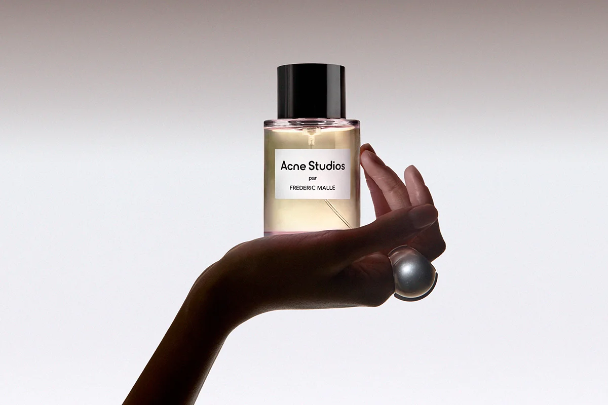 Acne Studios y Frédéric Malle transforman su icónica fragancia en una experiencia corporal