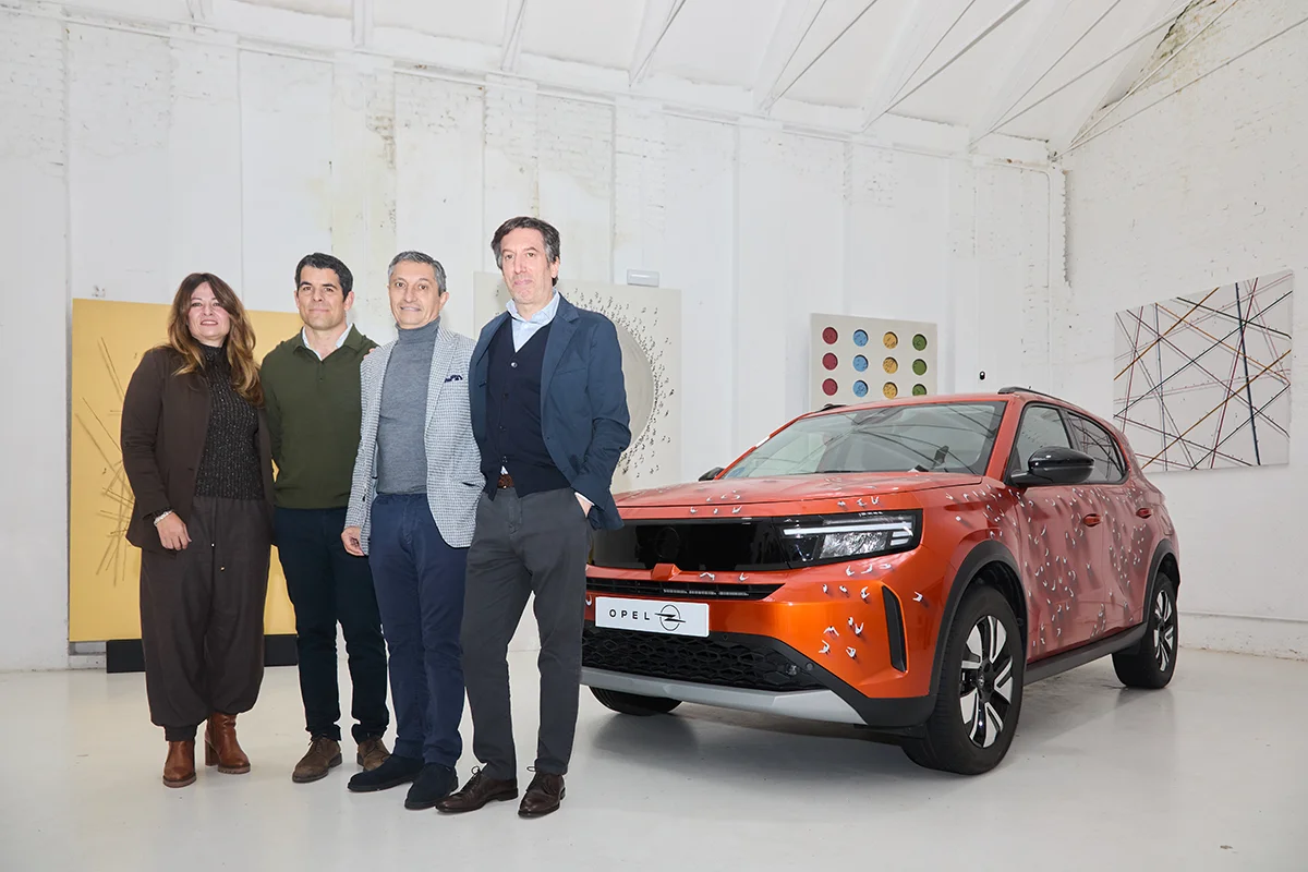 En un evento exclusivo que destilaba la esencia del Madrid más cosmopolita, el nuevo Opel Frontera trascendía su condición de SUV compacto para erigirse en un lienzo tridimensional bajo la intervención de su embajador de marca, el artista Jaime Monge. La colaboración, respaldada por la visión de Alejandro Noriega, Director de Opel España y Portugal, eleva el concepto de "Energía Alemana" a una categoría escultórica de la mano de Monge y sus siluetas alargadas y minimalismo cromático que han cautivado a la élite del coleccionismo internacional.       La transformación de la robustez del Frontera en una superficie narrativa lograba que el vehículo dejara de ser un mero medio de transporte para convertirse en una obra de arte nómada; una pieza que respira y muta según la incidencia de la luz y el entorno urbano, integrando el diseño automovilístico en el tejido de la alta cultura.      El encuentro sirvió además de escenario para la première de “Twister”, la última creación de Monge. La pieza, cargada de simbolismo, tenía un destino de excepción: la prestigiosa gala de la Global Gift Foundation durante el Festival de Cannes 2026, jornada donde fue subastada. Un hito que refuerza el compromiso filantrópico de la marca y la relevancia de un artista cuya obra ya forma parte de colecciones privadas de impacto global, como la de Jeff Bezos y Lauren Sánchez.      Para Opel, esta alianza no es solo una declaración estética, sino una apuesta por la innovación emocional. La instalación inmersiva, que reunió obras inéditas del taller de Monge, confirmó que el lujo actual no solo se conduce, se contempla. Y es en este diálogo entre el acero y el pincel donde el nuevo Frontera se posiciona como un icono de estilo para aquellos que entienden la movilidad como esa extensión de la propia identidad cultural. 
