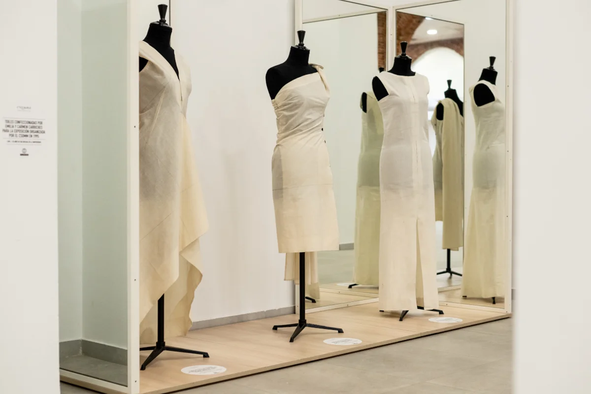 Centro Cultural Galileo (CSDMM)    El Centro Superior de Diseño de Moda de Madrid recupera una página clave de la historia de la moda española con la exposición (100) + 30 años de Balenciaga en la Universidad. La muestra reconstruye la histórica exposición dedicada a Cristóbal Balenciaga que el centro organizó en 1995 con motivo del centenario de su nacimiento. Gracias a un trabajo de investigación archivística, se han recuperado fotografías, documentos y materiales originales que permiten revivir aquella iniciativa impulsada por las maestras de alta costura Carmen y Emilia Carriches, antiguas colaboradoras de la casa. Entre las piezas expuestas destacan toiles confeccionadas a partir de patrones originales del diseñador, cedidas por el Museo Cristóbal Balenciaga, poniendo en valor su legado técnico y pedagógico.