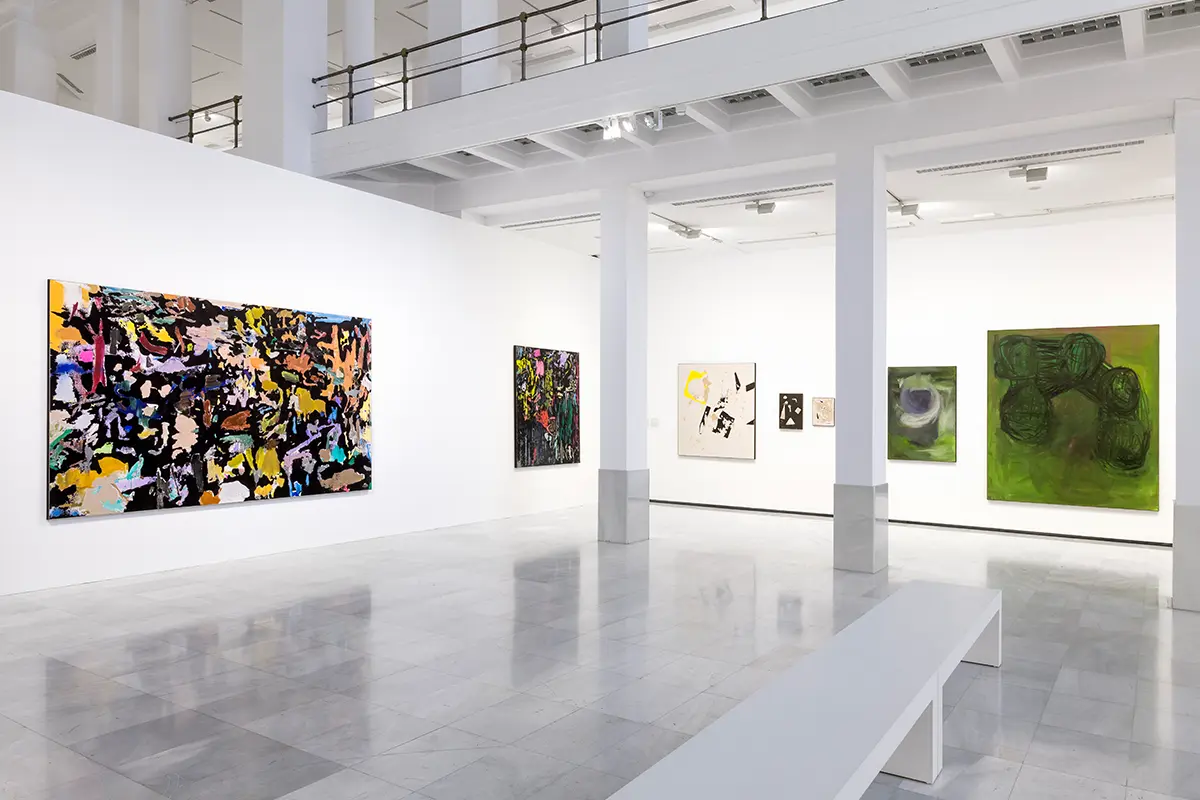 La Sala Alcalá 31 alberga una exposición que explora el universo artístico y creativo de Secundino Hernández. 