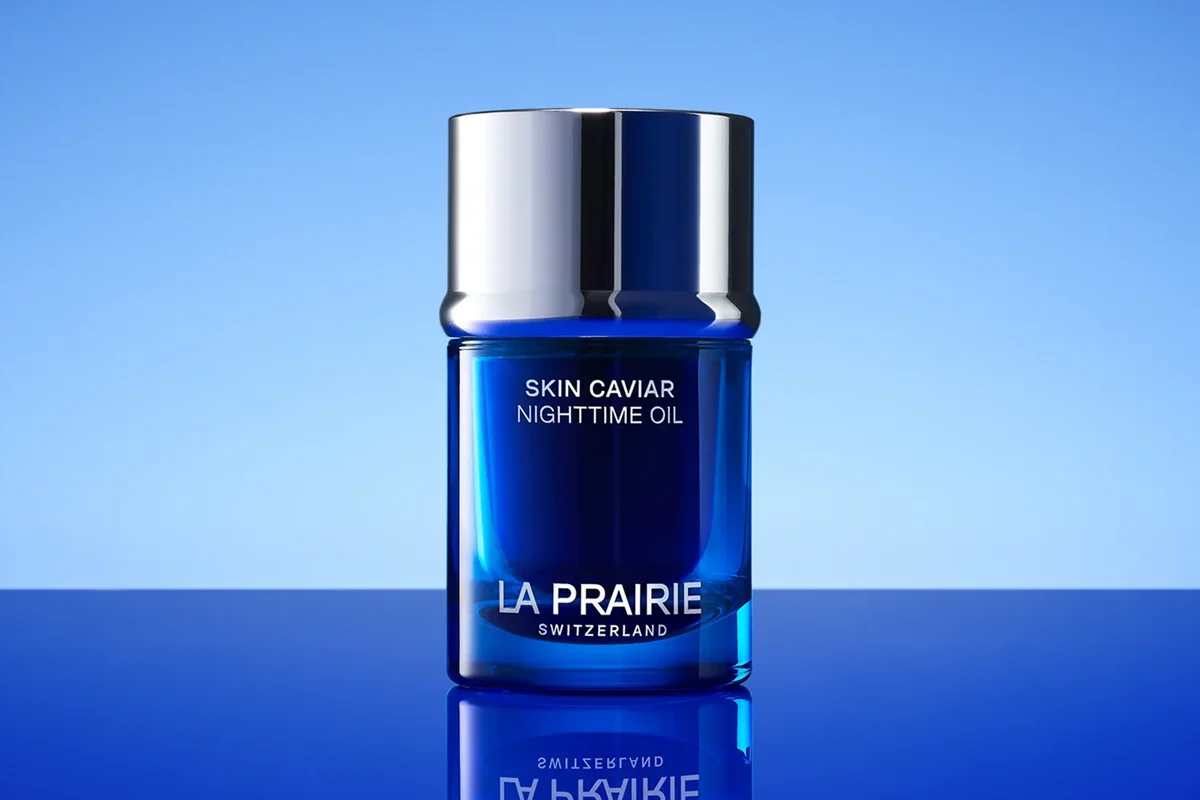 El ritual Skin Caviar de La Prairie encarna la excelencia del cuidado de la piel. La combinación de Skin Caviar Luxe Cream, Skin Caviar Luxe Sleep Mask y Nighttime Oil ofrece una experiencia de lujo que trabaja en sinergia durante todo el día con una clave fundamental: el extracto de caviar. El ingrediente estrella reafirma, redefine y potencia la luminosidad, mientras que la acción nocturna, enriquecida con Caviar PDRN -un nuevo descubrimiento científico derivado del meticuloso potencial rejuvenecedor del caviar-, estimula la regeneración profunda. Al despertar, la piel se percibe más lisa, densa y revitalizada ofreciendo la magia de una propuesta que eleva el ritual diario a una dimensión sensorial, altamente eficaz gracias a su textura. Una experiencia sensorial que invita a desconectar y entregarse al descanso que tanto buscas y que ya, por fin, llega.