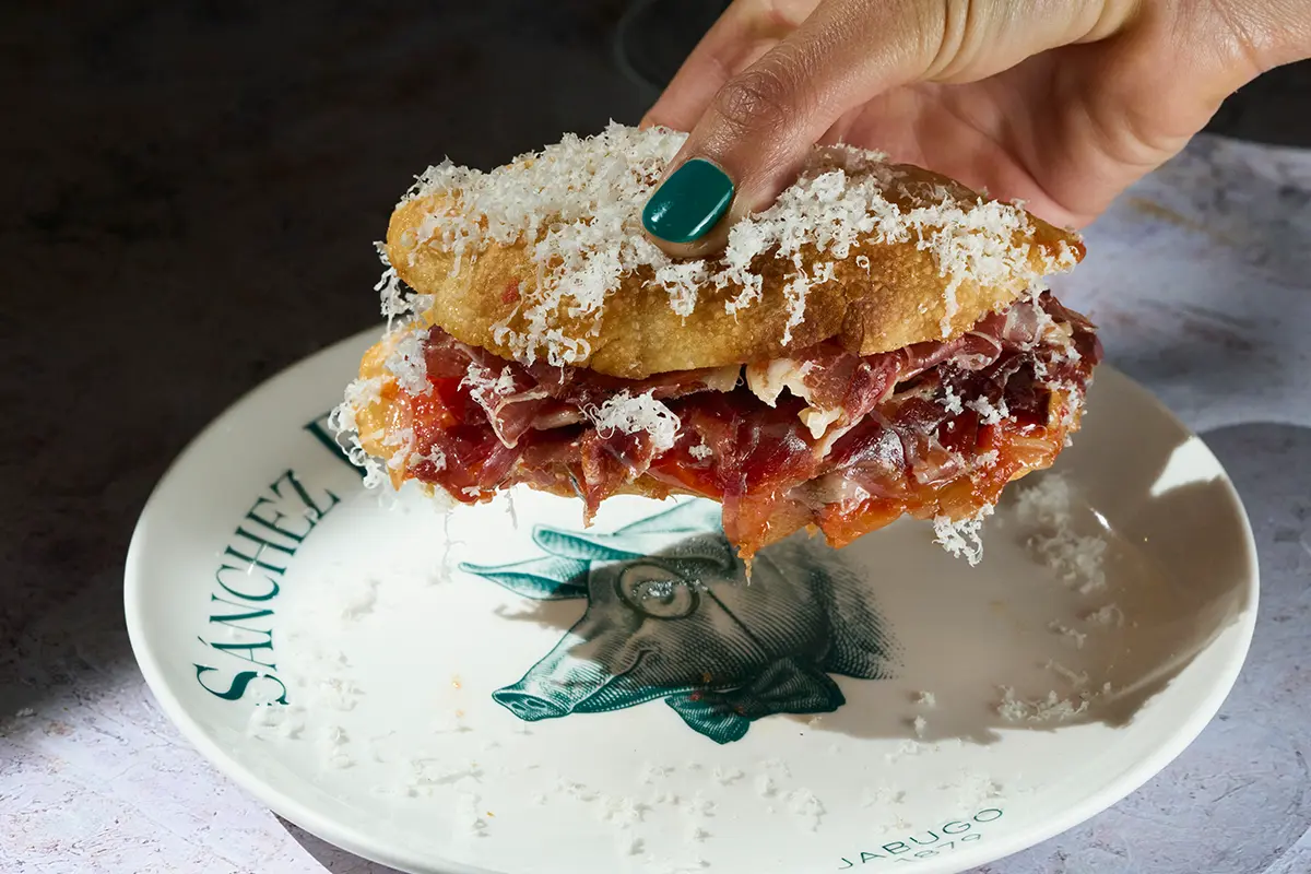 El panadero John Torres y el chef Sacha Hormaechea colaboran para reinventar el jamón ibérico de bellota de Sánchez Romero Carvajal en tres exclusivos y originales bocadillos disponibles en John Barrita.