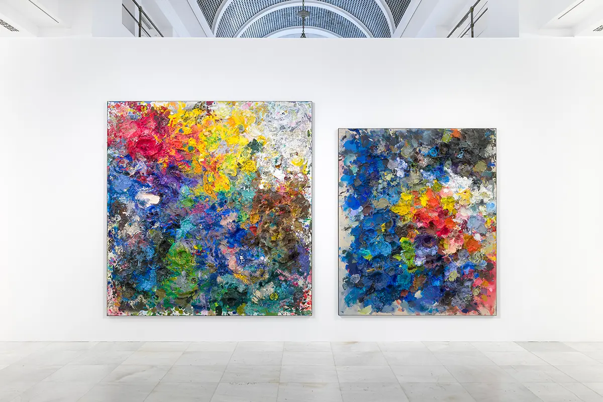 La Sala Alcalá 31 alberga una exposición que explora el universo artístico y creativo de Secundino Hernández. 