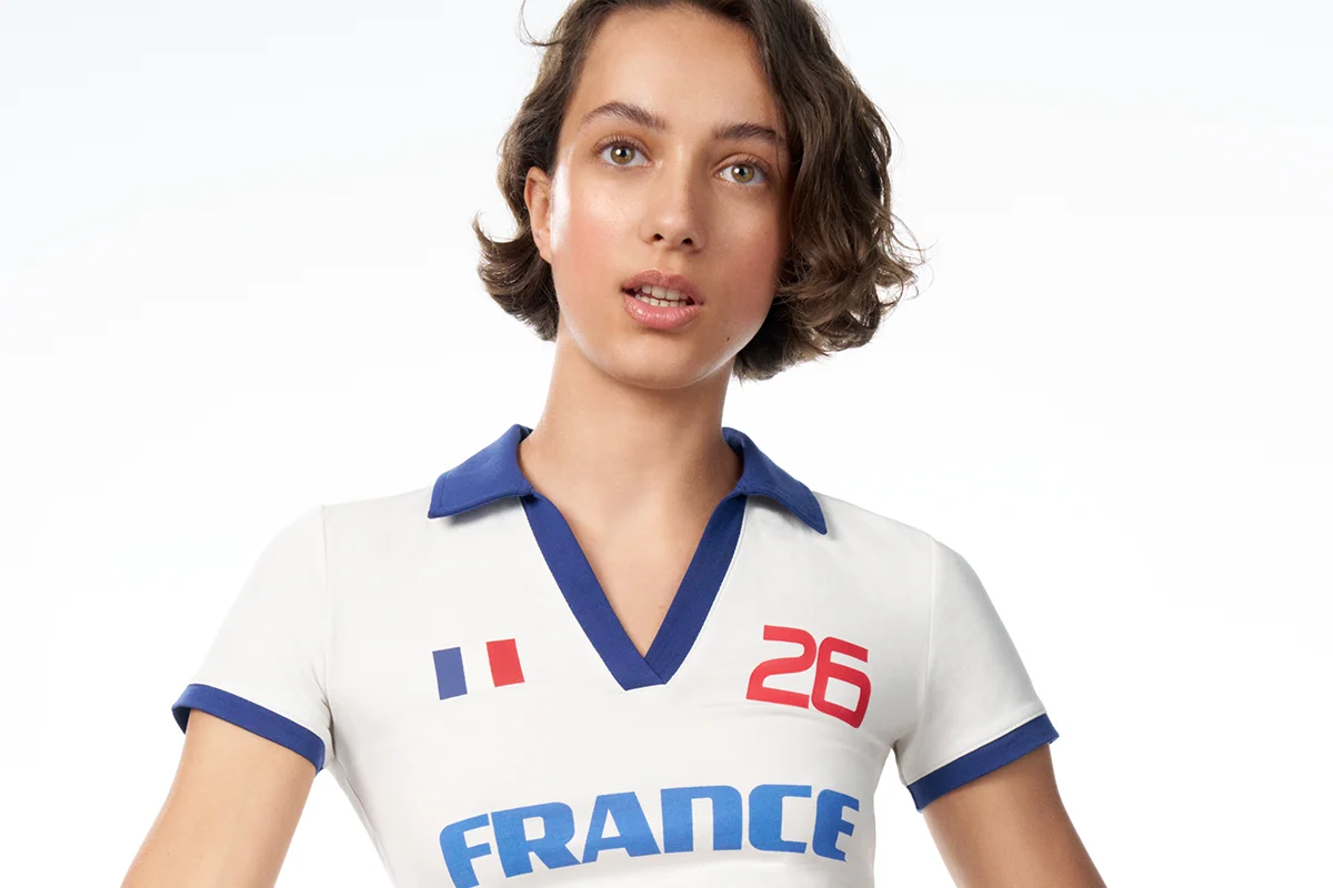 Para celebrar la Copa Mundial de la FIFA 2026™, Bershka se inspira en algunas de las selecciones más emblemáticas que participan en esta competición. Con cortes diferentes, tops, camisetas de fútbol clásicas, camisetas ajustadas estilo baby tee, tops halter o tops estilo bandeau, la colección incluye también bikinis inspirados en las selecciones nacionales de Brasil, Argentina, España y Colombia, además de dos chaquetas técnicas que elevan aún más la propuesta. Desarrollada en colaboración con Outerstuff, empresa líder mundial en ropa deportiva con licencia, la colección combina la pasión por el fútbol con las tendencias actuales de la moda, reinterpretando los códigos clásicos del deporte a través de una perspectiva renovada, urbana y global.