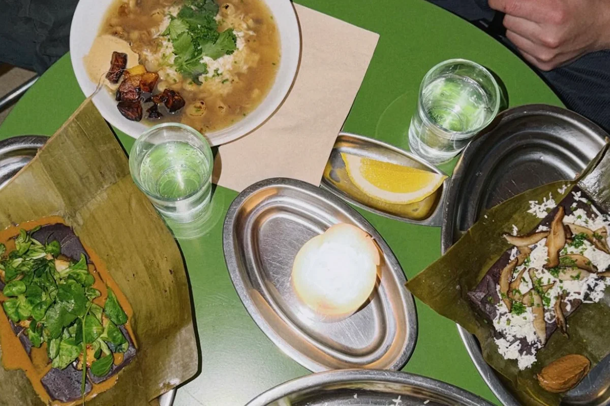 Rapaz   El Mercado de los Mostenses vuelve a demostrar que también puede ser uno de los escenarios gastronómicos más interesantes de Madrid gracias al Chiringuito de Rapaz. El restaurante recupera su formato de residencias culinarias y de julio a septiembre transformará su cocina en un espacio abierto a chefs invitados y proyectos emergentes que irán tomando el relevo semana tras semana.       El calendario reúne propuestas muy distintas entre sí, desde el tapeo gallego de Mario Campos hasta la cocina vasca de Goiherri, pasando por menús de inspiración latinoamericana, parrillas estivales o pop-ups firmados por cocineros con experiencia en restaurantes como OSA, Gofio, Smoked Room o Kappo. Una programación que convierte cada visita en una oportunidad para descubrir nuevos talentos y disfrutar de una cocina de autor en un entorno informal y vibrante.  