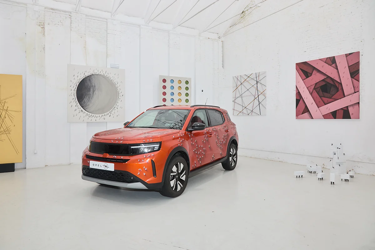 En un evento exclusivo que destilaba la esencia del Madrid más cosmopolita, el nuevo Opel Frontera trascendía su condición de SUV compacto para erigirse en un lienzo tridimensional bajo la intervención de su embajador de marca, el artista Jaime Monge. La colaboración, respaldada por la visión de Alejandro Noriega, Director de Opel España y Portugal, eleva el concepto de "Energía Alemana" a una categoría escultórica de la mano de Monge y sus siluetas alargadas y minimalismo cromático que han cautivado a la élite del coleccionismo internacional.       La transformación de la robustez del Frontera en una superficie narrativa lograba que el vehículo dejara de ser un mero medio de transporte para convertirse en una obra de arte nómada; una pieza que respira y muta según la incidencia de la luz y el entorno urbano, integrando el diseño automovilístico en el tejido de la alta cultura.      El encuentro sirvió además de escenario para la première de “Twister”, la última creación de Monge. La pieza, cargada de simbolismo, tenía un destino de excepción: la prestigiosa gala de la Global Gift Foundation durante el Festival de Cannes 2026, jornada donde fue subastada. Un hito que refuerza el compromiso filantrópico de la marca y la relevancia de un artista cuya obra ya forma parte de colecciones privadas de impacto global, como la de Jeff Bezos y Lauren Sánchez.      Para Opel, esta alianza no es solo una declaración estética, sino una apuesta por la innovación emocional. La instalación inmersiva, que reunió obras inéditas del taller de Monge, confirmó que el lujo actual no solo se conduce, se contempla. Y es en este diálogo entre el acero y el pincel donde el nuevo Frontera se posiciona como un icono de estilo para aquellos que entienden la movilidad como esa extensión de la propia identidad cultural. 