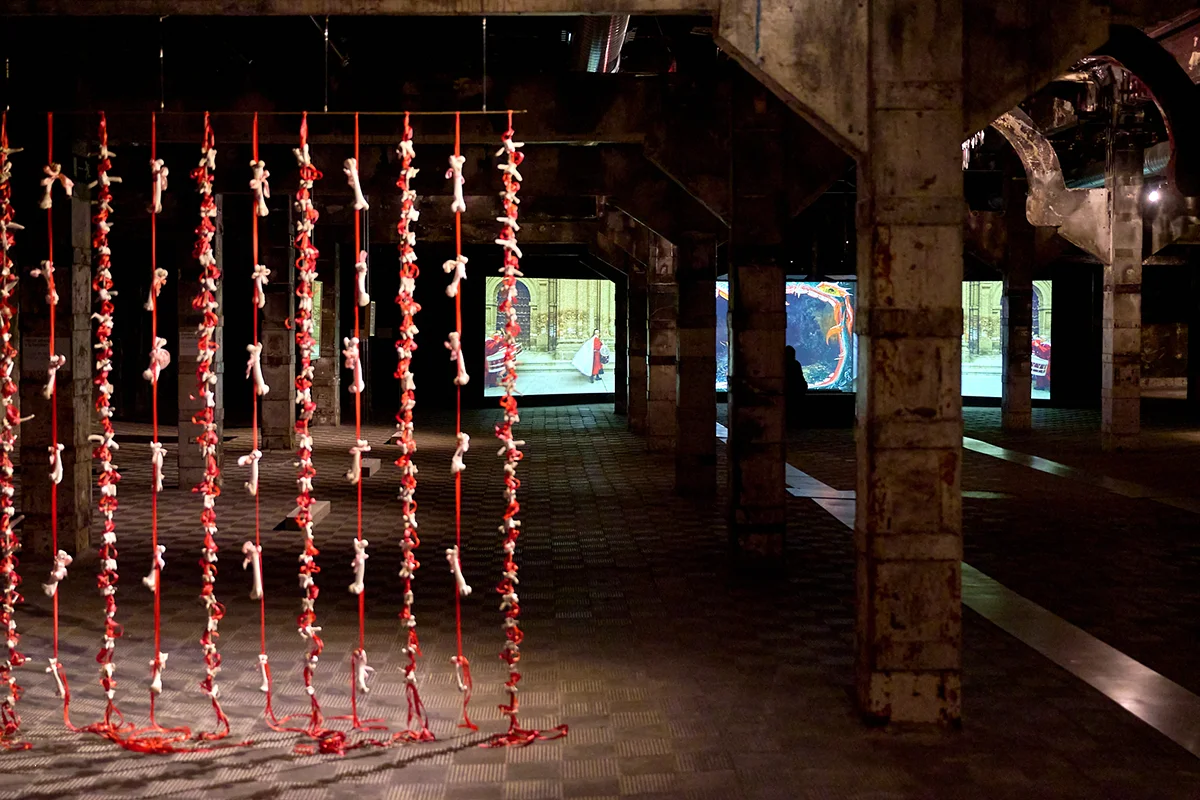 Greta Alfaro Hay algo profundamente humano en el acto de ofrecer. Mostrar algo a los demás, exponerlo a la mirada ajena y convertirlo en parte de algo compartido. La artista Greta Alfaro presenta Ofertorio, una instalación site-specific concebida para la Nave 0 de Matadero Madrid que transforma el antiguo espacio industrial en un recorrido cargado de simbolismo, referencias rituales y preguntas sobre aquello que decidimos hacer visible. Integrada en la programación de PHotoESPAÑA 2026, la muestra reúne vídeos, esculturas, collages y piezas históricas en una propuesta donde la fotografía, la imagen en movimiento y la instalación dialogan para explorar conceptos como el sacrificio, la representación y la construcción de lo colectivo. Con una estética tan inquietante como fascinante, característica de la trayectoria de la artista navarra, la exposición invita a reflexionar sobre los mecanismos culturales que determinan qué cuerpos, objetos o historias ocupan el centro de la escena y cuáles permanecen fuera de campo.