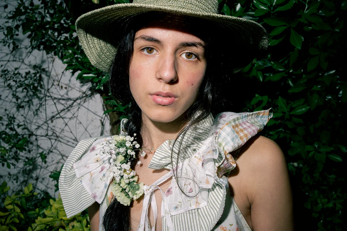 Hay marcas que no solo completan un look: lo transforman. Firmas capaces de convertir unos vaqueros básicos y una camiseta blanca en un estilismo con intención, personalidad y cierto aire aspiracional. Nombres como Pescuezo, Les Georgettes, Parfois o Foránea han encontrado precisamente ese espacio: el de las marcas que elevan cualquier outfit a través de los detalles. Porque al final, la verdadera personalidad no está en vestir de arriba abajo una marca, sino en encontrar esas piezas capaces de hacer que lo sencillo parezca pensado y personal. Los accesorios se han convertido en el lenguaje definitivo del estilo. Un collar potente, un bolso especial o una pieza artesanal bien elegida redefinen por completo la estética de quien los lleva. El auge de las firmas independientes y accesibles con fuerte identidad estética ha democratizado esa sensación de sofisticación. El secreto está en saber mezclar. Ahí es donde destacan marcas como Parfois. La firma portuguesa ha conseguido posicionarse como una referencia de accesorios de tendencia gracias a su capacidad para reinterpretar códigos minimalistas a precios asequibles. Bolsos estructurados, joyería que adorna el cuello, chaquetas y accesorios para el cabello forman parte de ese universo effortless que tanto triunfa en redes y street style. parfois.com La joyería está redefiniendo los looks. Ya no se trata únicamente de adornar, sino de aportar identidad, y Les Georgettes es uno de los ejemplos más interesantes. La firma francesa popularizó un concepto muy concreto: joyas personalizables con bandas intercambiables de cuero y vinilo. El resultado son piezas versátiles que cambian según el estado de ánimo o el look del día. Ese tipo de diseño conecta perfectamente con la moda actual, donde las consumidoras buscan piezas funcionales pero especiales. Una pulsera oversize o un brazalete arquitectónico pueden transformar instantáneamente un estilismo neutro en uno mucho más sofisticado. Además, el auge de los charms, chokers y la joyería maximalista confirma que los accesorios viven uno de sus momentos más fuertes en la industria. lesgeorgettes.com Uno de los fenómenos más interesantes de la moda reciente es el crecimiento de firmas nicho con una identidad muy marcada. En lugar de seguir tendencias masivas, estas marcas construyen su propia comunidad. Pescuezo entra dentro de esa categoría de firmas que funcionan casi como objeto de culto digital: piezas llamativas, mezcla de color, artesanía y un punto editorial que convierten cualquier look sencillo en algo mucho más interesante. Sus nuevas capas ligeras están pensadas para sobreponer y aportar un toque de estilo a los looks. Estampados Liberty, rayas —muchas rayas—, toques en amarillo limón, azules y rosas, junto a un divertido estampado de perritos, flores y los ya característicos tonos naturales, conviven en una propuesta que equilibra tradición y frescura para que los cuellos sean los protagonistas, incluso en verano. pescuezos.es Lo mismo ocurre con Foránea, cuyo atractivo reside precisamente en esa sensación de exclusividad relajada: accesorios con carácter, inspiración artesanal y estética contemporánea que encajan perfectamente con la tendencia actual hacia lo auténtico y lo imperfecto. Una nueva marca que invita a descubrir el mundo a través de la artesanía, poniendo en valor las historias, las manos y las culturas que hay detrás de cada pieza. Su universo se construye a partir de una cuidada selección de accesorios hechos a mano en distintos lugares del mundo: desde bolsos y cestas de rafia de Madagascar hasta crochet bordado en Ecuador, joyas de tagua, piezas de Turquía o textiles de la India. Cada pieza es el resultado de un proceso manual, donde el tiempo y la dedicación forman parte de su valor, apostando por una forma de consumo más consciente y especial. foranea.com