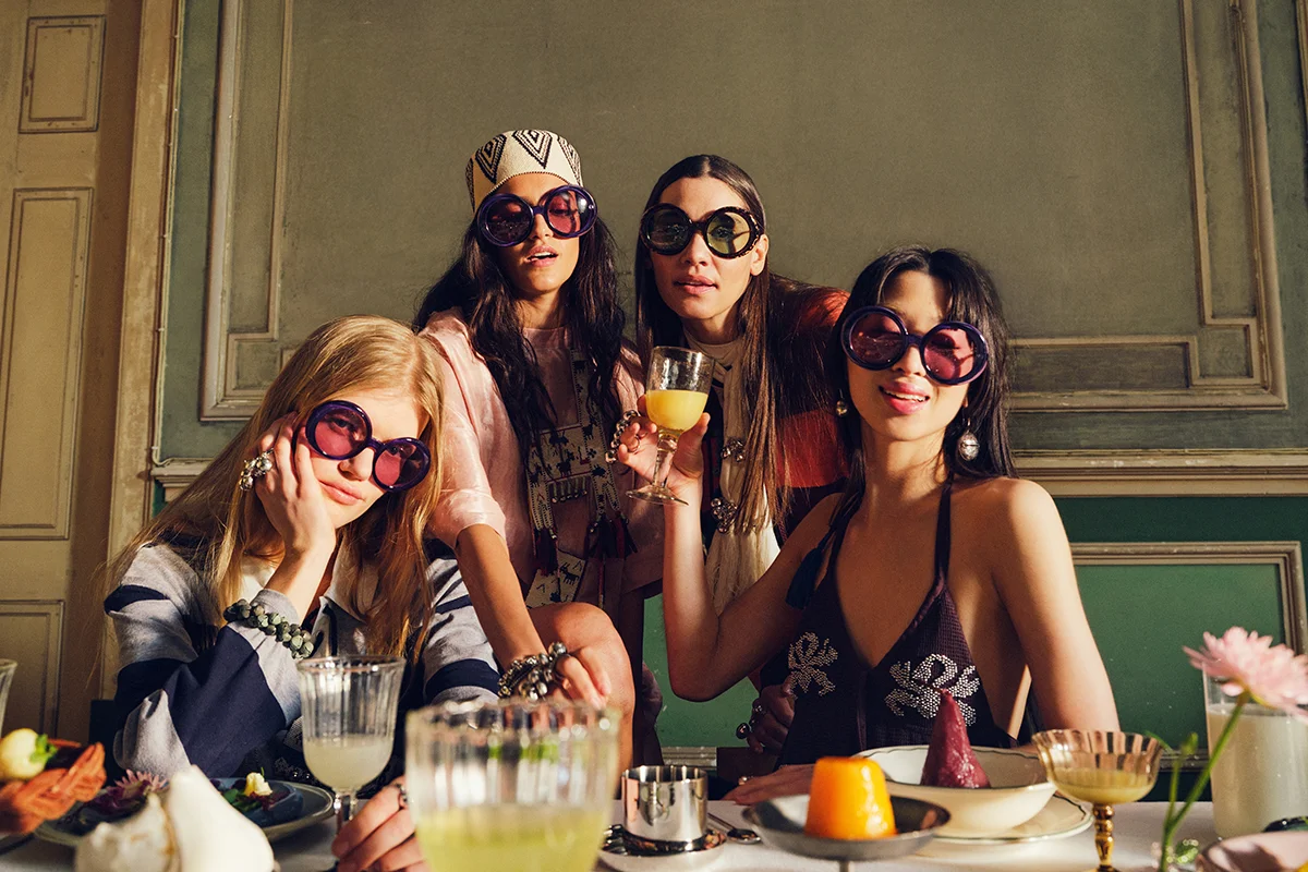 Hay marcas que no solo completan un look: lo transforman. Firmas capaces de convertir unos vaqueros básicos y una camiseta blanca en un estilismo con intención, personalidad y cierto aire aspiracional. Nombres como Pescuezo, Les Georgettes, Parfois o Foránea han encontrado precisamente ese espacio: el de las marcas que elevan cualquier outfit a través de los detalles. Porque al final, la verdadera personalidad no está en vestir de arriba abajo una marca, sino en encontrar esas piezas capaces de hacer que lo sencillo parezca pensado y personal. Los accesorios se han convertido en el lenguaje definitivo del estilo. Un collar potente, un bolso especial o una pieza artesanal bien elegida redefinen por completo la estética de quien los lleva. El auge de las firmas independientes y accesibles con fuerte identidad estética ha democratizado esa sensación de sofisticación. El secreto está en saber mezclar. Ahí es donde destacan marcas como Parfois. La firma portuguesa ha conseguido posicionarse como una referencia de accesorios de tendencia gracias a su capacidad para reinterpretar códigos minimalistas a precios asequibles. Bolsos estructurados, joyería que adorna el cuello, chaquetas y accesorios para el cabello forman parte de ese universo effortless que tanto triunfa en redes y street style. parfois.com La joyería está redefiniendo los looks. Ya no se trata únicamente de adornar, sino de aportar identidad, y Les Georgettes es uno de los ejemplos más interesantes. La firma francesa popularizó un concepto muy concreto: joyas personalizables con bandas intercambiables de cuero y vinilo. El resultado son piezas versátiles que cambian según el estado de ánimo o el look del día. Ese tipo de diseño conecta perfectamente con la moda actual, donde las consumidoras buscan piezas funcionales pero especiales. Una pulsera oversize o un brazalete arquitectónico pueden transformar instantáneamente un estilismo neutro en uno mucho más sofisticado. Además, el auge de los charms, chokers y la joyería maximalista confirma que los accesorios viven uno de sus momentos más fuertes en la industria. lesgeorgettes.com Uno de los fenómenos más interesantes de la moda reciente es el crecimiento de firmas nicho con una identidad muy marcada. En lugar de seguir tendencias masivas, estas marcas construyen su propia comunidad. Pescuezo entra dentro de esa categoría de firmas que funcionan casi como objeto de culto digital: piezas llamativas, mezcla de color, artesanía y un punto editorial que convierten cualquier look sencillo en algo mucho más interesante. Sus nuevas capas ligeras están pensadas para sobreponer y aportar un toque de estilo a los looks. Estampados Liberty, rayas —muchas rayas—, toques en amarillo limón, azules y rosas, junto a un divertido estampado de perritos, flores y los ya característicos tonos naturales, conviven en una propuesta que equilibra tradición y frescura para que los cuellos sean los protagonistas, incluso en verano. pescuezos.es Lo mismo ocurre con Foránea, cuyo atractivo reside precisamente en esa sensación de exclusividad relajada: accesorios con carácter, inspiración artesanal y estética contemporánea que encajan perfectamente con la tendencia actual hacia lo auténtico y lo imperfecto. Una nueva marca que invita a descubrir el mundo a través de la artesanía, poniendo en valor las historias, las manos y las culturas que hay detrás de cada pieza. Su universo se construye a partir de una cuidada selección de accesorios hechos a mano en distintos lugares del mundo: desde bolsos y cestas de rafia de Madagascar hasta crochet bordado en Ecuador, joyas de tagua, piezas de Turquía o textiles de la India. Cada pieza es el resultado de un proceso manual, donde el tiempo y la dedicación forman parte de su valor, apostando por una forma de consumo más consciente y especial. foranea.com