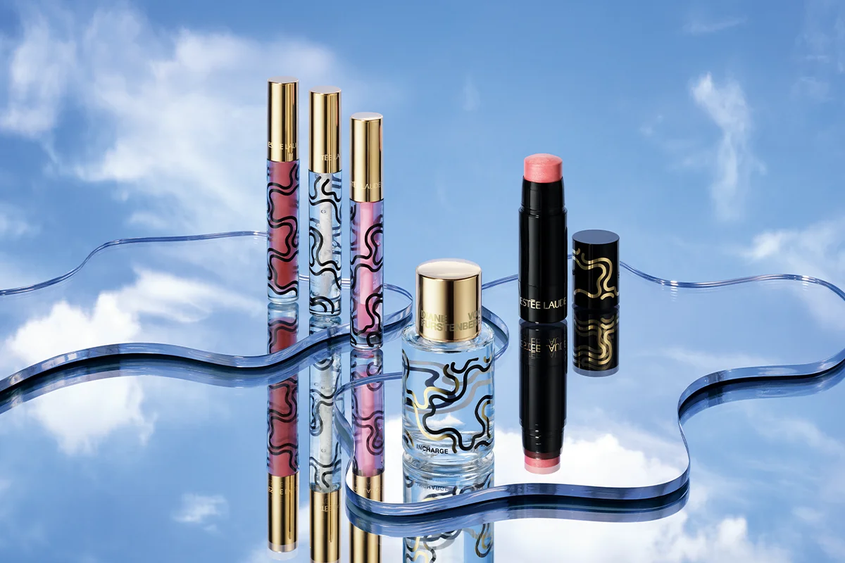 En contraste, Estée Lauder se une a Diane von Furstenberg para reinterpretar el lujo clásico desde una mirada contemporánea, donde la innovación y el empoderamiento femenino se fusionan con un magnetismo sencillamente irresistible. La colección celebra la feminidad segura y elegante que siempre ha definido a la diseñadora, fusionando color, estampados icónicos y fórmulas premium en piezas concebidas para coleccionar.    Estos dos iconos globales se unen para dar continuidad al movimiento InCharge, una propuesta vibrante que invita a cada mujer a ser dueña de su propia historia y a abrazar su autenticidad sin pedir disculpas. El corazón de esta colaboración es la revolucionaria InCharge Essence d'Eau, una fragancia de base acuosa formulada sin alcoholes secantes que se funde en la piel de forma ligera e hidratante, desplegando notas de azafrán, mimosa y un fondo sensual de benjuí y almizcle. Una auténtica joya sensorial que reimagina por completo el concepto de frescura y sofisticación.    En la parte de make up disponen del Multi-Use Sculpting Blush Stick en el tono Pink Me, un rosa universal con matices melocotón que ilumina y esculpe cualquier tipo de piel, junto a la colección de Glossy Lip Oils en tres irresistibles tonos que nutren en profundidad gracias a sus aceites de jojoba y albaricoque. Todo ello envuelto en el icónico estampado gráfico Cloud Patch, un diseño que evoca el movimiento del agua y el poder de conectar con una misma frente al espejo. 