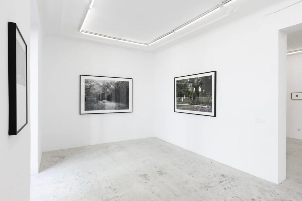 Río & Meñaka ¿Qué hay entre lo que una fotografía muestra y lo que sugiere? Esa pregunta da vida a una de las propuestas más sugerentes de PHotoESPAÑA 2026, una exposición que invita a reflexionar sobre la imagen más allá de su superficie. A partir del concepto de la distancia –física, temporal, emocional e incluso ética– Uxío Da Vila explora la capacidad de la fotografía para convertirse en un lenguaje cargado de significados ocultos, metáforas y lecturas abiertas. Lejos de entender la imagen como un mero registro de la realidad, la exposición plantea la fotografía como un territorio de interpretación donde conviven lo visible y lo intangible, lo que el autor decide revelar y aquello que permanece deliberadamente fuera de campo. Cada obra se presenta como un ejercicio de equilibrio entre documentación y evocación, entre reality y representación. El resultado es un recorrido que interroga al espectador y lo convierte en parte activa de la experiencia, invitándolo a mirar, entender y aceptar la incertidumbre, la de quien dispara y la de quien se detiene a mirar.