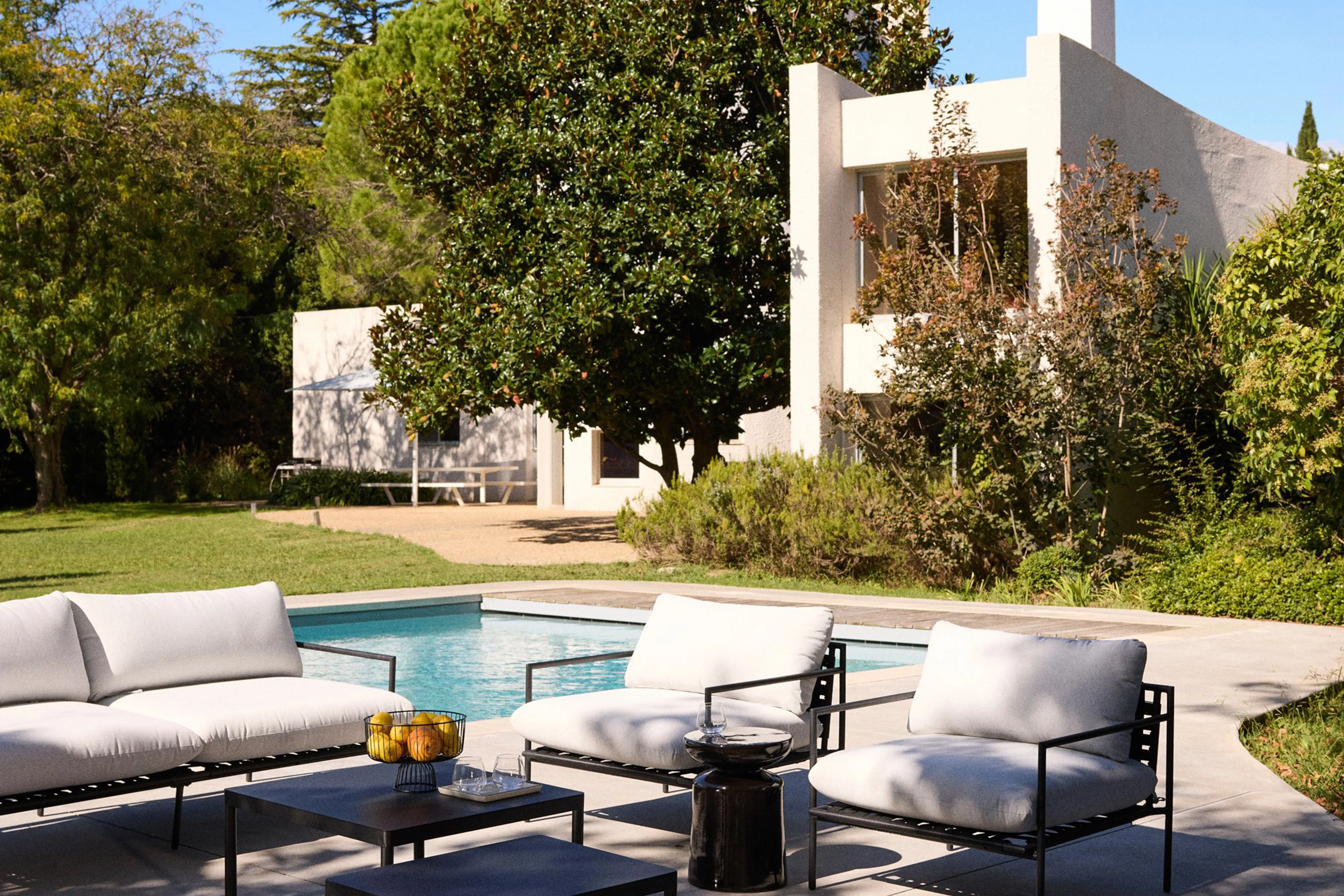 MAISONS DU MONDE    Cuando llegan los meses de calor, la terraza, el balcón o el jardín se convierten en el gran escenario del verano. Con esta idea en mente, Maisons du Monde presenta una selección de conjuntos de exterior diseñados para transformar cualquier espacio al aire libre en una extensión natural del hogar. La colección apuesta por líneas contemporáneas, estructuras ligeras y una estética relajada que invita a bajar el ritmo. Sofás, sillones y mesas auxiliares se combinan en propuestas versátiles capaces de adaptarse tanto a pequeños balcones urbanos como a amplios jardines, creando ambientes cómodos para leer, compartir una comida o alargar las sobremesas después de una buena barbacoa con amigos. Más allá de la estética, la firma pone el foco en la funcionalidad con materiales resistentes y fáciles de mantener, pensados para acompañar toda la temporada.