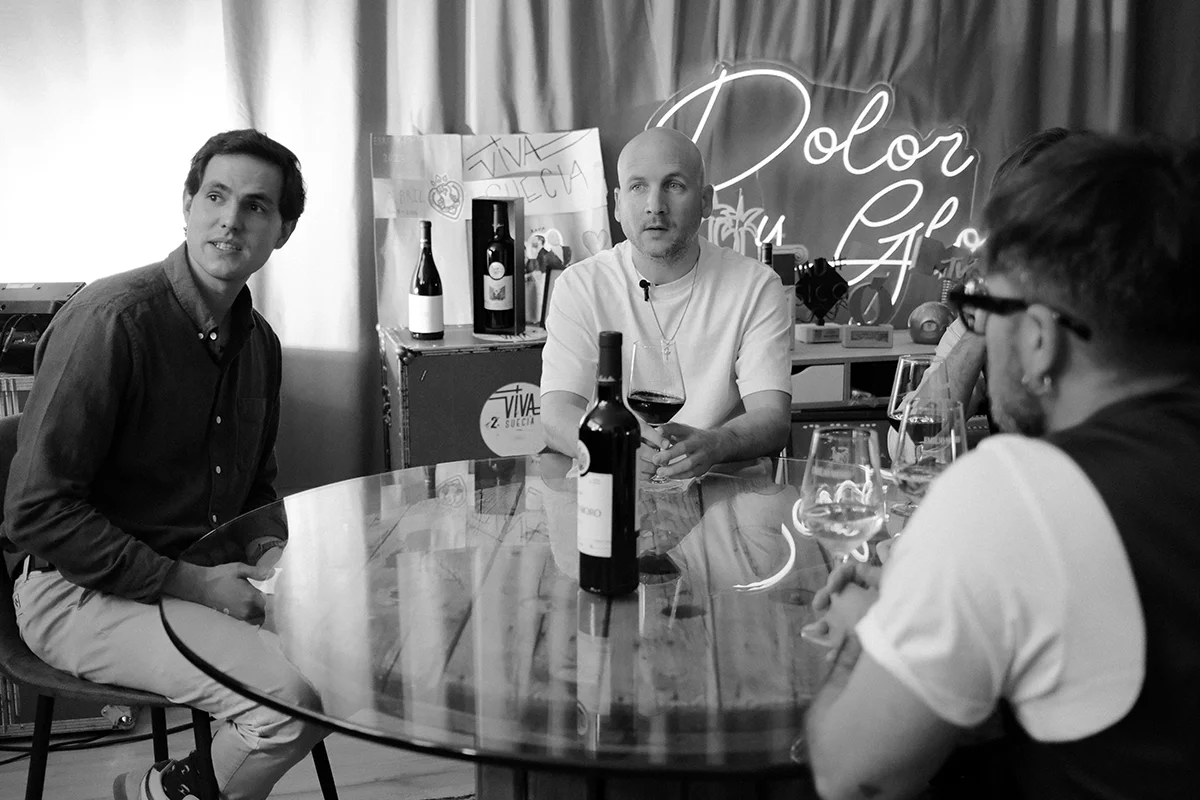 Descubre la colaboración de vino y música indie con Emilio Moro y Viva Suecia