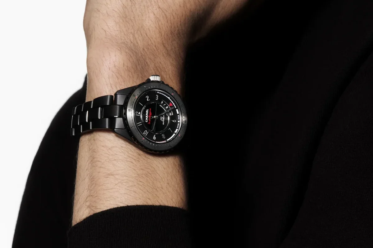 El J12 de Chanel es uno de los relojes más fotografiados, deseados y reconocibles del mundo. Es una pieza que redefinió la relojería contemporánea por su estilo y precisión técnica. Cuando la maison lo presentó en el año 2000, rompió todos los códigos al apostar por un material como la cerámica de alta resistencia. Cada versión representa un capítulo distinto en la historia de esta maison de lujo dentro de la alta relojería. Nació inspirado en dos universos que Gabrielle Chanel adoraba: la náutica, con sus líneas puras y su estética monocroma, con la J como inicial de los legendarios veleros de competición; y el automovilismo, con su espíritu técnico y deportivo. Con un corazón suizo de alta precisión, en su interior late un movimiento automático, visible en algunas versiones a través del fondo transparente. Es la mezcla perfecta entre estética parisina y savoir‑faire relojero. Hoy, el J12 sigue siendo un reloj con una presencia poderosa donde cada curva y cada proporción están pensadas para ser atemporales y donde la cerámica: ligera, resistente a los arañazos e hipoalergénica y con un brillo profundo, se eleva a la categoría de lujo. Es versátil, moderno y con ese toque de irreverencia elegante que define a Chanel. Sus versiones más icónicas: en negro, de estética gráfica y deportiva, o en blanco, de brillo limpio y presencia luminosa, hacen que el J12 se haya convertido en un icono de pureza gráfica dentro de la relojería de alta gama.