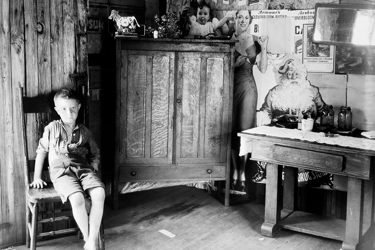 Fundación MAPFRE (Barcelona) Uno de los grandes reclamos culturales de la temporada se encuentra en la Fundación MAPFRE en Barcelona, donde puede visitarse una exposición dedicada al influyente fotógrafo estadounidense Walker Evans. Considerado uno de los grandes nombres de la fotografía documental del siglo XX, Evans retrató con una mirada directa y profundamente humana la vida cotidiana en Estados Unidos durante la Gran Depresión. La muestra reúne algunas de sus imágenes más emblemáticas, en las que la arquitectura, los retratos y los paisajes urbanos se convierten en testimonio visual de una época. Sus fotografías, sobrias y profundamente narrativas, siguen resultando actuales por su capacidad para observar lo cotidiano con una sensibilidad casi literaria. Para quienes viajen a Barcelona durante estas fechas, es una oportunidad perfecta para disfrutar de una exposición que combina historia, arte y reflexión social.