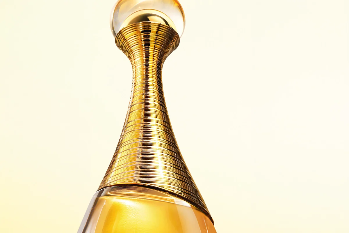 J'adore Intense de DIOR es una nueva emoción envolvente de flores sensuales y carnales con facetas afrutadas. El resultado es un néctar floral meloso donde el jazmín desvela matices de albaricoque, el ylang-ylang despliega su faceta más sensual y la rosa se hace casi comestible gracias a la violeta, todo envuelto en una base de sándalo y vainilla. El frasco, si bien mantiene su inconfundible silueta, se hace más ligero para disminuir su impacto medioambiental y resaltar lo esencial: una gota de oro puro, casi aérea. 