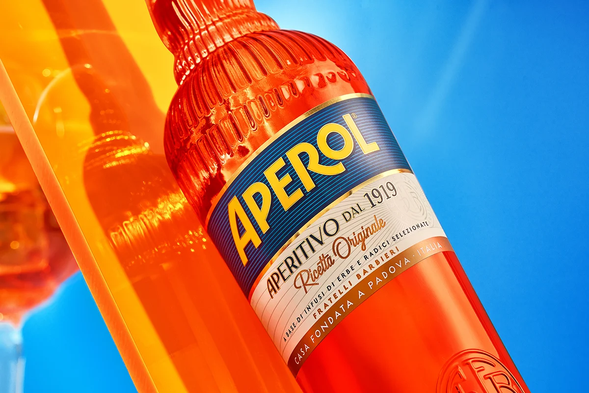 Aperol renueva el diseño de su icónica botella con estética italiana