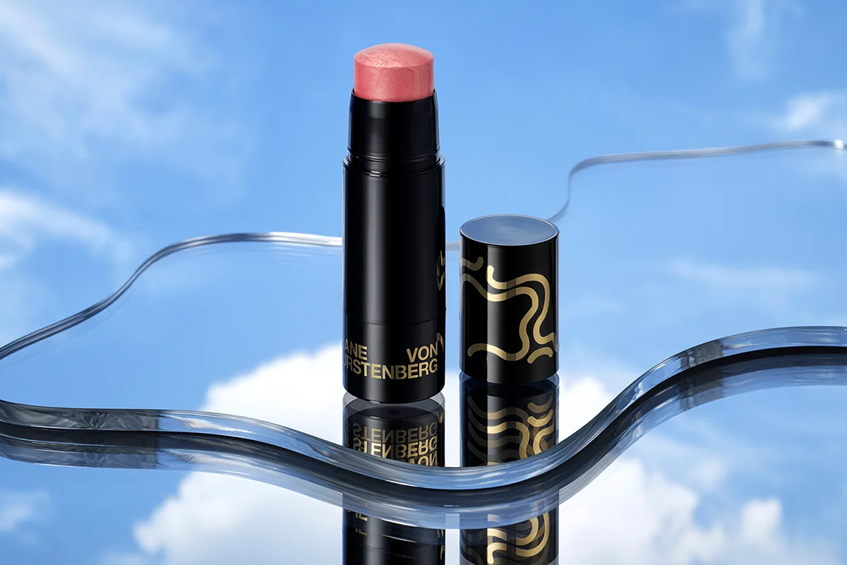 En contraste, Estée Lauder se une a Diane von Furstenberg para reinterpretar el lujo clásico desde una mirada contemporánea, donde la innovación y el empoderamiento femenino se fusionan con un magnetismo sencillamente irresistible. La colección celebra la feminidad segura y elegante que siempre ha definido a la diseñadora, fusionando color, estampados icónicos y fórmulas premium en piezas concebidas para coleccionar.    Estos dos iconos globales se unen para dar continuidad al movimiento InCharge, una propuesta vibrante que invita a cada mujer a ser dueña de su propia historia y a abrazar su autenticidad sin pedir disculpas. El corazón de esta colaboración es la revolucionaria InCharge Essence d'Eau, una fragancia de base acuosa formulada sin alcoholes secantes que se funde en la piel de forma ligera e hidratante, desplegando notas de azafrán, mimosa y un fondo sensual de benjuí y almizcle. Una auténtica joya sensorial que reimagina por completo el concepto de frescura y sofisticación.    En la parte de make up disponen del Multi-Use Sculpting Blush Stick en el tono Pink Me, un rosa universal con matices melocotón que ilumina y esculpe cualquier tipo de piel, junto a la colección de Glossy Lip Oils en tres irresistibles tonos que nutren en profundidad gracias a sus aceites de jojoba y albaricoque. Todo ello envuelto en el icónico estampado gráfico Cloud Patch, un diseño que evoca el movimiento del agua y el poder de conectar con una misma frente al espejo. 