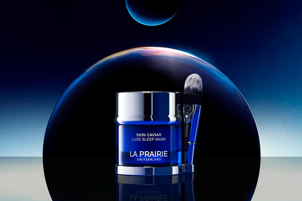 El ritual Skin Caviar de La Prairie encarna la excelencia del cuidado de la piel. La combinación de Skin Caviar Luxe Cream, Skin Caviar Luxe Sleep Mask y Nighttime Oil ofrece una experiencia de lujo que trabaja en sinergia durante todo el día con una clave fundamental: el extracto de caviar. El ingrediente estrella reafirma, redefine y potencia la luminosidad, mientras que la acción nocturna, enriquecida con Caviar PDRN -un nuevo descubrimiento científico derivado del meticuloso potencial rejuvenecedor del caviar-, estimula la regeneración profunda. Al despertar, la piel se percibe más lisa, densa y revitalizada ofreciendo la magia de una propuesta que eleva el ritual diario a una dimensión sensorial, altamente eficaz gracias a su textura. Una experiencia sensorial que invita a desconectar y entregarse al descanso que tanto buscas y que ya, por fin, llega.