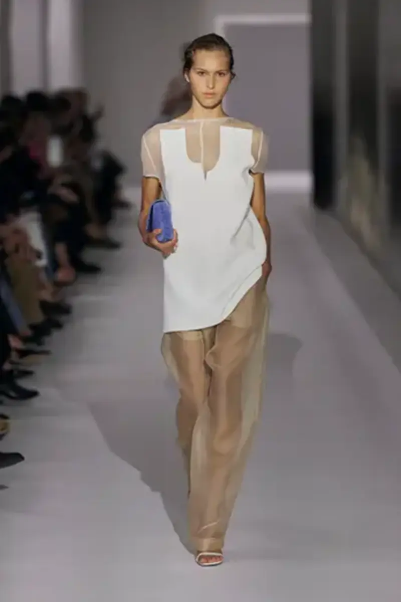 ¿Te atreves con las transparencias? La tendencia que domina el verano con elegancia y sutileza 