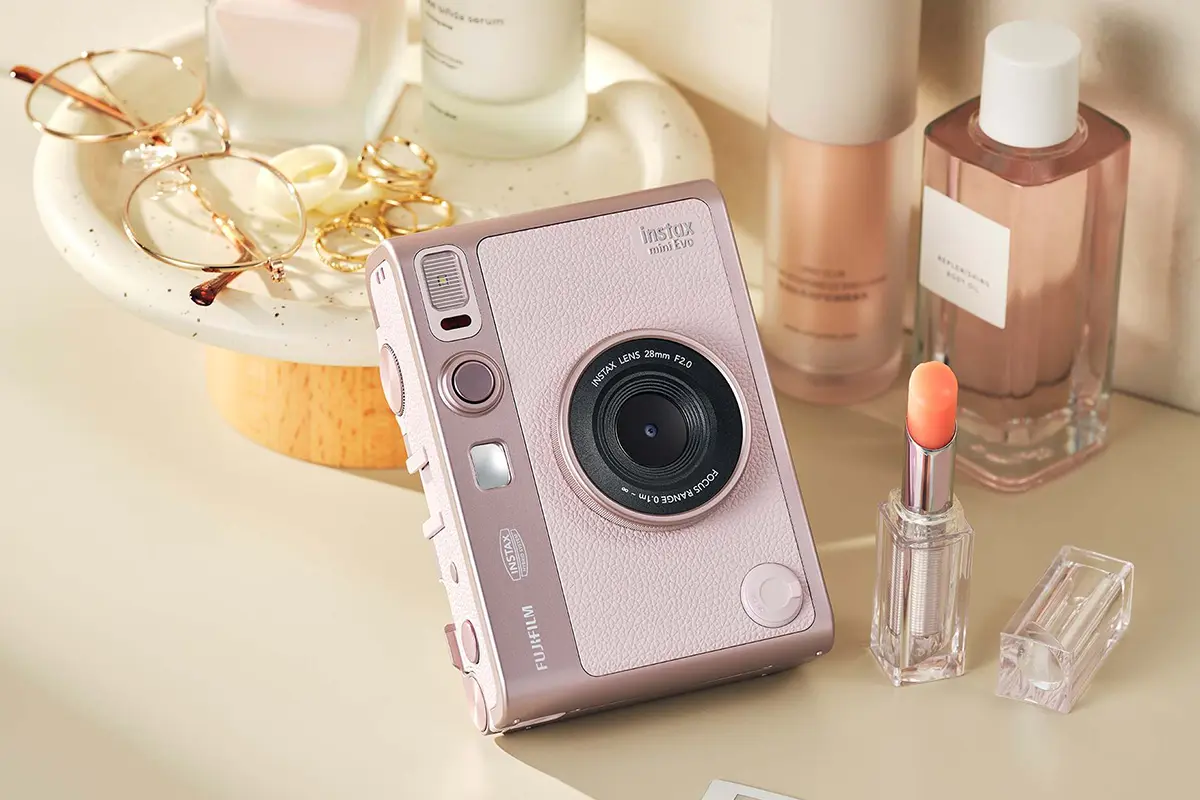 instax mini Evo llega bajo el nombre de "GENTLE ROSE"