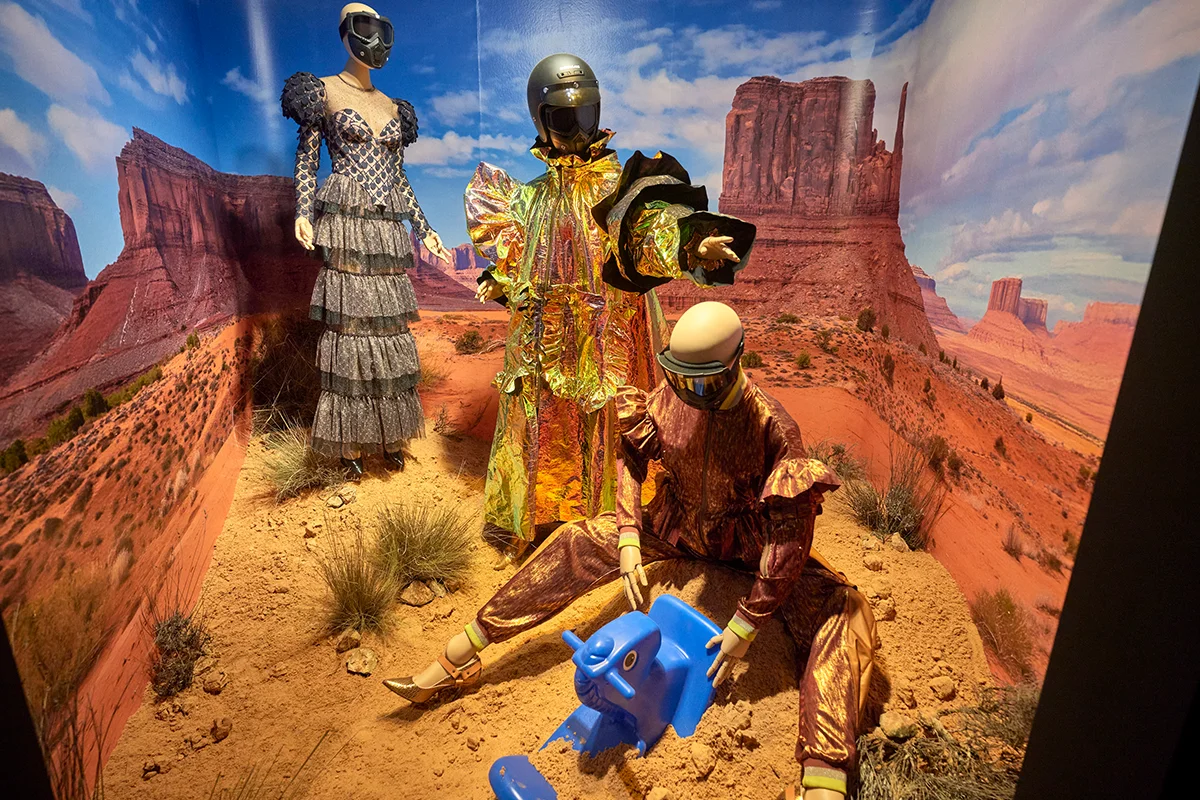 Sala Canal de Isabel II    Acoge Nostalgia / Utopía, una gran retrospectiva dedicada a la diseñadora Ana Locking que recorre cerca de dos décadas de su trayectoria creativa. El recorrido comienza en la planta baja con cinco dioramas que rompen con la presentación tradicional de la moda, creando atmósferas que evocan universos como la Hermandad Prerrafaelita, el mundo vegetal, el paisaje lunar o el imaginario del sueño americano. Las plantas superiores profundizan en su universo conceptual: la primera reúne colecciones marcadas por la nostalgia, la segunda se centra en propuestas utópicas y reivindicativas, y la tercera está dedicada a su proceso creativo. Con más de 160 prendas expuestas, la muestra confirma la moda como un potente lenguaje cultural.