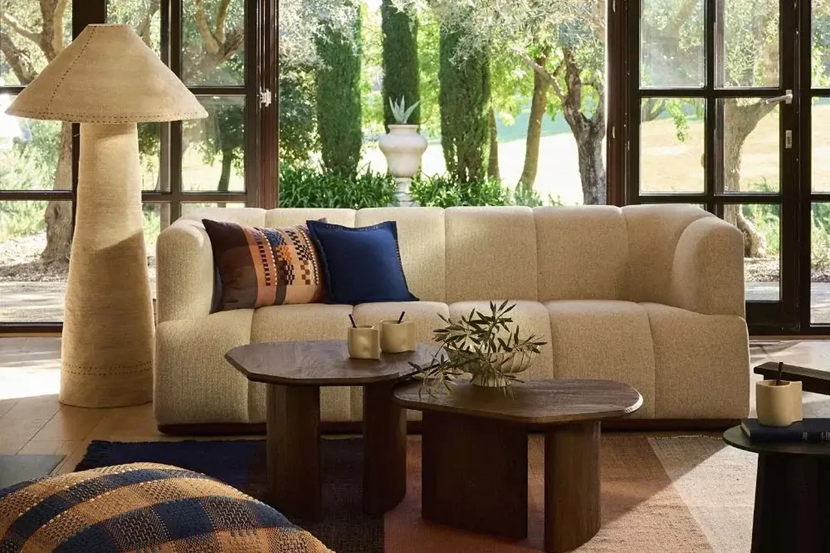 Maisons du Monde reafirma su papel como actor clave en la transformación del diseño contemporáneo hacia modelos más responsables, integrando sostenibilidad y estética en una visión global que trasciende el objeto. A través de la Maisons du Monde Foundation, la firma articula un compromiso tangible con la preservación de los ecosistemas forestales, abordando uno de los desafíos ambientales más urgentes: la deforestación masiva. En colaboración con asociaciones y comunidades locales, la compañía impulsa proyectos de conservación que generan impacto directo sobre el terreno. Desde 2015, esta iniciativa ha permitido preservar más de 204.000 hectáreas de bosques y proteger o plantar cerca de cuatro millones de árboles, consolidando un enfoque que combina acción ambiental, desarrollo social y visión a largo plazo. Un modelo que responde a los principios del sustainable living y la economía regenerativa. Este compromiso se extiende a su propia cadena de valor. Con la madera como eje central de muchas de sus colecciones, Maisons du Monde trabaja activamente en la transición hacia materiales responsables, excluyendo el uso de madera procedente de zonas de alto riesgo ecológico como la Amazonia o la cuenca del Congo. Su objetivo de alcanzar el 100% de madera certificada o reciclada en 2030 refleja una estrategia clara hacia la neutralidad de impacto. Las colecciones 2026 —como Finca Viajera, Dolce Vita o Jardín Interior— materializan esta filosofía en piezas donde diseño, textura y sostenibilidad dialogan con equilibrio. Muebles y objetos que celebran la belleza de lo natural desde una perspectiva contemporánea, demostrando que el lujo del futuro no solo se mide en estética, sino en la capacidad de preservar el mundo que lo inspira.