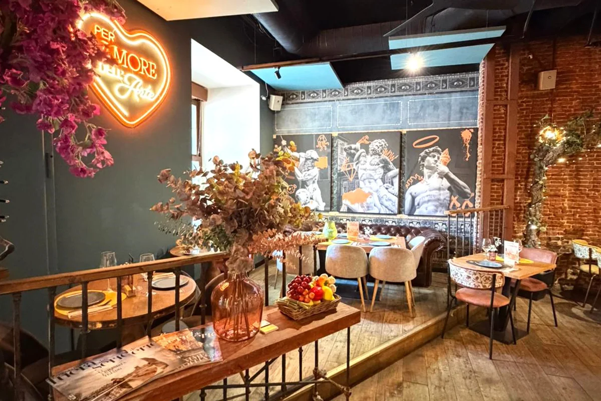 La Famiglia se sienta a la mesa Otro lugar al que ir sin coger un avión: La Famiglia se sienta a la mesa, que inaugura en la calle Velázquez su nuevo restaurante en Madrid, una apertura especialmente simbólica porque es el primero que se estrena bajo la nueva identidad de marca tras su cambio de denominación. En pleno distrito de Salamanca, el espacio marca un punto de inflexión en la evolución de la compañía después de más de 25 años de trayectoria, reforzando su idea de la gastronomía como un lugar de encuentro, celebración y pertenencia en torno a la mesa. Con esta apertura, la marca no solo suma un nuevo local en la capital, sino que da forma física a su nueva etapa. El restaurante cuenta con capacidad para 144 personas repartidas en dos plantas, terraza y diferentes ambientes pensados para adaptarse a distintos momentos, desde comidas informales hasta cenas o reuniones privadas. El interiorismo, inspirado en la Costa Amalfitana, refuerza esa idea de viaje al sur de Italia sin salir de Madrid.