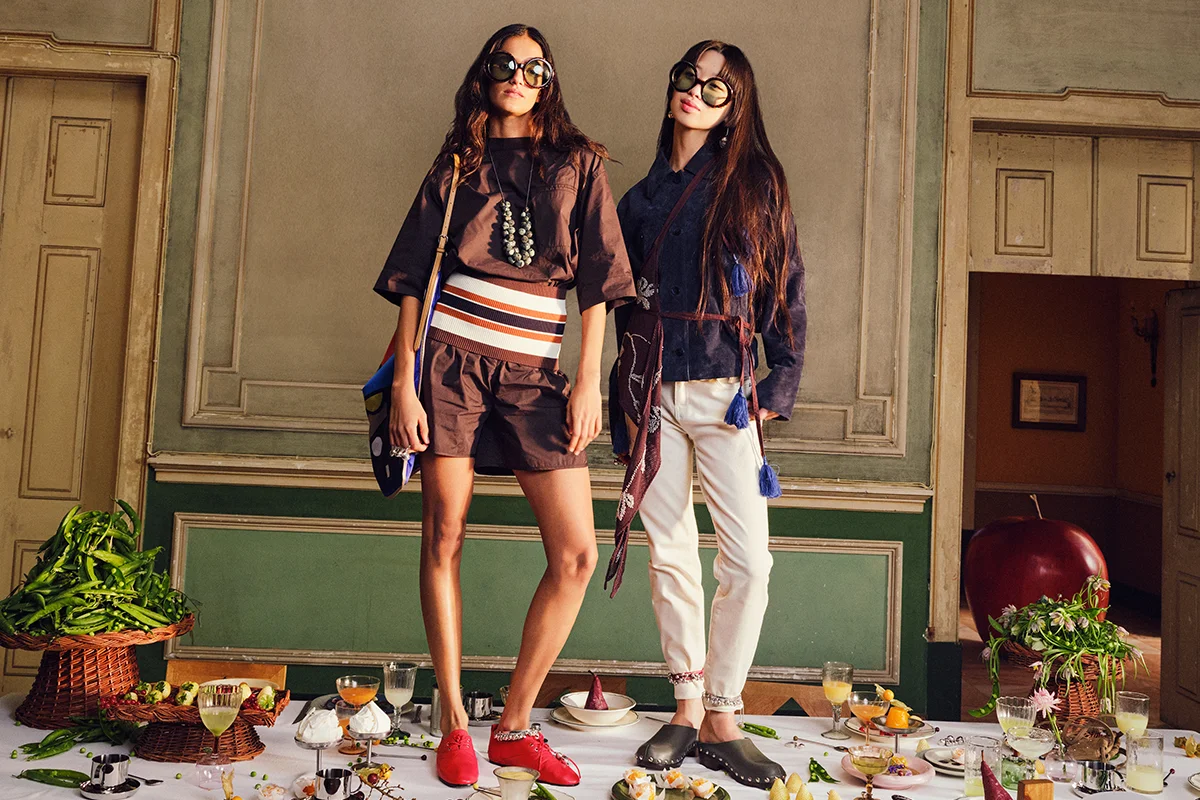 Hay marcas que no solo completan un look: lo transforman. Firmas capaces de convertir unos vaqueros básicos y una camiseta blanca en un estilismo con intención, personalidad y cierto aire aspiracional. Nombres como Pescuezo, Les Georgettes, Parfois o Foránea han encontrado precisamente ese espacio: el de las marcas que elevan cualquier outfit a través de los detalles. Porque al final, la verdadera personalidad no está en vestir de arriba abajo una marca, sino en encontrar esas piezas capaces de hacer que lo sencillo parezca pensado y personal. Los accesorios se han convertido en el lenguaje definitivo del estilo. Un collar potente, un bolso especial o una pieza artesanal bien elegida redefinen por completo la estética de quien los lleva. El auge de las firmas independientes y accesibles con fuerte identidad estética ha democratizado esa sensación de sofisticación. El secreto está en saber mezclar. Ahí es donde destacan marcas como Parfois. La firma portuguesa ha conseguido posicionarse como una referencia de accesorios de tendencia gracias a su capacidad para reinterpretar códigos minimalistas a precios asequibles. Bolsos estructurados, joyería que adorna el cuello, chaquetas y accesorios para el cabello forman parte de ese universo effortless que tanto triunfa en redes y street style. parfois.com La joyería está redefiniendo los looks. Ya no se trata únicamente de adornar, sino de aportar identidad, y Les Georgettes es uno de los ejemplos más interesantes. La firma francesa popularizó un concepto muy concreto: joyas personalizables con bandas intercambiables de cuero y vinilo. El resultado son piezas versátiles que cambian según el estado de ánimo o el look del día. Ese tipo de diseño conecta perfectamente con la moda actual, donde las consumidoras buscan piezas funcionales pero especiales. Una pulsera oversize o un brazalete arquitectónico pueden transformar instantáneamente un estilismo neutro en uno mucho más sofisticado. Además, el auge de los charms, chokers y la joyería maximalista confirma que los accesorios viven uno de sus momentos más fuertes en la industria. lesgeorgettes.com Uno de los fenómenos más interesantes de la moda reciente es el crecimiento de firmas nicho con una identidad muy marcada. En lugar de seguir tendencias masivas, estas marcas construyen su propia comunidad. Pescuezo entra dentro de esa categoría de firmas que funcionan casi como objeto de culto digital: piezas llamativas, mezcla de color, artesanía y un punto editorial que convierten cualquier look sencillo en algo mucho más interesante. Sus nuevas capas ligeras están pensadas para sobreponer y aportar un toque de estilo a los looks. Estampados Liberty, rayas —muchas rayas—, toques en amarillo limón, azules y rosas, junto a un divertido estampado de perritos, flores y los ya característicos tonos naturales, conviven en una propuesta que equilibra tradición y frescura para que los cuellos sean los protagonistas, incluso en verano. pescuezos.es Lo mismo ocurre con Foránea, cuyo atractivo reside precisamente en esa sensación de exclusividad relajada: accesorios con carácter, inspiración artesanal y estética contemporánea que encajan perfectamente con la tendencia actual hacia lo auténtico y lo imperfecto. Una nueva marca que invita a descubrir el mundo a través de la artesanía, poniendo en valor las historias, las manos y las culturas que hay detrás de cada pieza. Su universo se construye a partir de una cuidada selección de accesorios hechos a mano en distintos lugares del mundo: desde bolsos y cestas de rafia de Madagascar hasta crochet bordado en Ecuador, joyas de tagua, piezas de Turquía o textiles de la India. Cada pieza es el resultado de un proceso manual, donde el tiempo y la dedicación forman parte de su valor, apostando por una forma de consumo más consciente y especial. foranea.com
