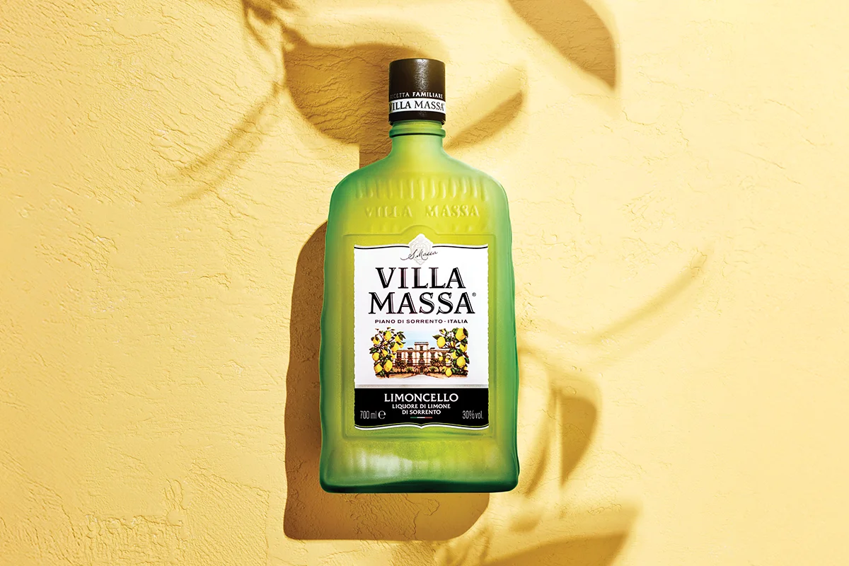 VILLA MASSA    ¿Y qué es el verano sin frutas cítricas? Villa Massa parte de estas para reinterpretar el clásico spritz con una propuesta muy sorrentina, donde el limoncello se convierte en protagonista absoluto. El resultado es Villa Massa Spritz, un cóctel fresco, cítrico y luminoso que transforma el aperitivo en algo mucho más relajado y mediterráneo. La receta combina la intensidad dulce y natural del limoncello, elaborado con los excepcionales limones de Sorrento, la burbuja sofisticada del Prosecco y un toque de soda que equilibra el conjunto.      Fácil de beber y pensado para alargar sobremesas, tardes infinitas o cenas al aire libre, este spritz se mueve entre la tradición italiana y una nueva generación de cócteles más ligeros y versátiles. Servido con hielo, rodajas de limón y hojas de albahaca, cada copa se siente como un aperitivo elegante, sencillo y refrescante que entiende perfectamente a qué sabe el verano. 