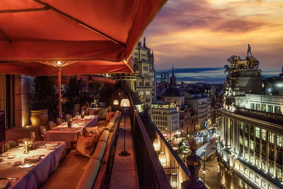 Dani Brasserie, la terraza insignia del Four Seasons Hotel Madrid, incorpora este septiembre una propuesta singular de la mano de Volcán De Mi Tierra