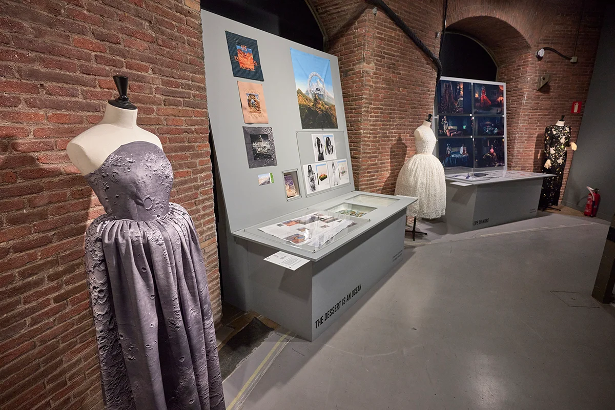 Sala Canal de Isabel II    Acoge Nostalgia / Utopía, una gran retrospectiva dedicada a la diseñadora Ana Locking que recorre cerca de dos décadas de su trayectoria creativa. El recorrido comienza en la planta baja con cinco dioramas que rompen con la presentación tradicional de la moda, creando atmósferas que evocan universos como la Hermandad Prerrafaelita, el mundo vegetal, el paisaje lunar o el imaginario del sueño americano. Las plantas superiores profundizan en su universo conceptual: la primera reúne colecciones marcadas por la nostalgia, la segunda se centra en propuestas utópicas y reivindicativas, y la tercera está dedicada a su proceso creativo. Con más de 160 prendas expuestas, la muestra confirma la moda como un potente lenguaje cultural.